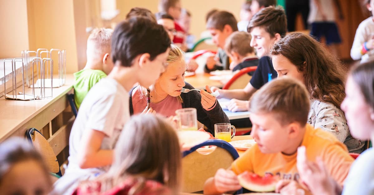 Fasolowa hipokryzja. Kto chce głodzić dzieci w szkolnych stołówkach?