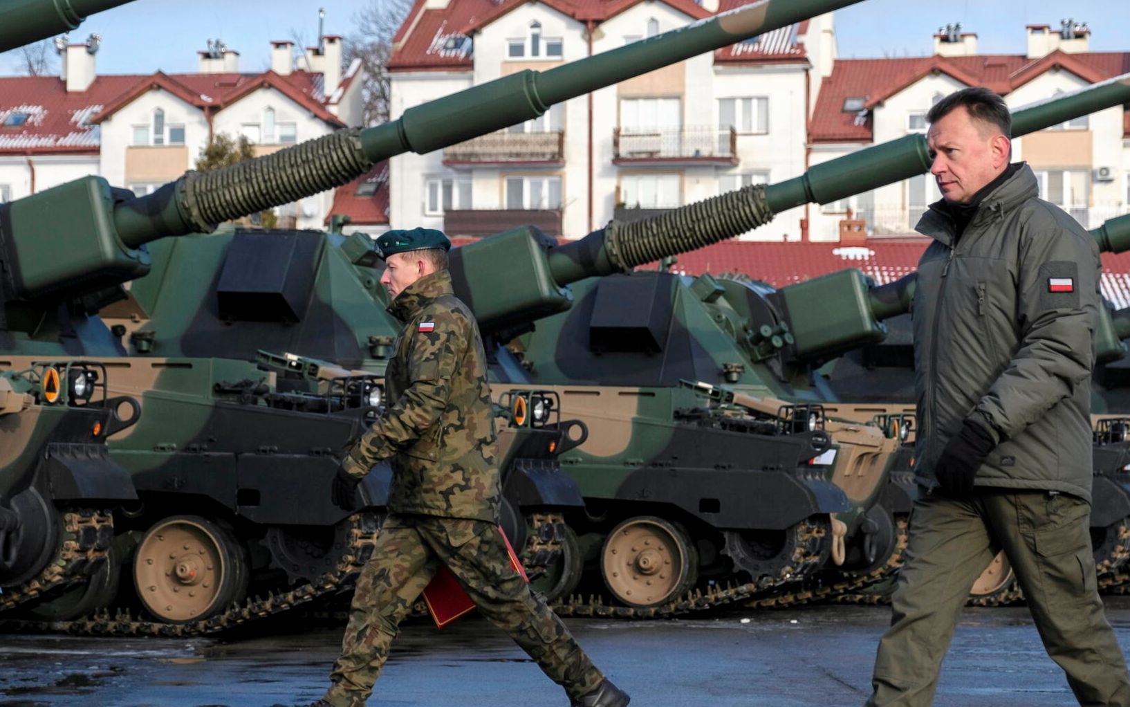 28.12.2021 Rzeszow , ulica Dabrowskiego . Obiekt 21 Batalionu Dowodzenia . Minister obrony narodowej Mariusz Blaszczak (P) podczas przekazania haubic KRAB zolnierzom 18 . Dywizji Zmechanizowanej .
Fot. Patryk Ogorzalek / Agencja Wyborcza.pl