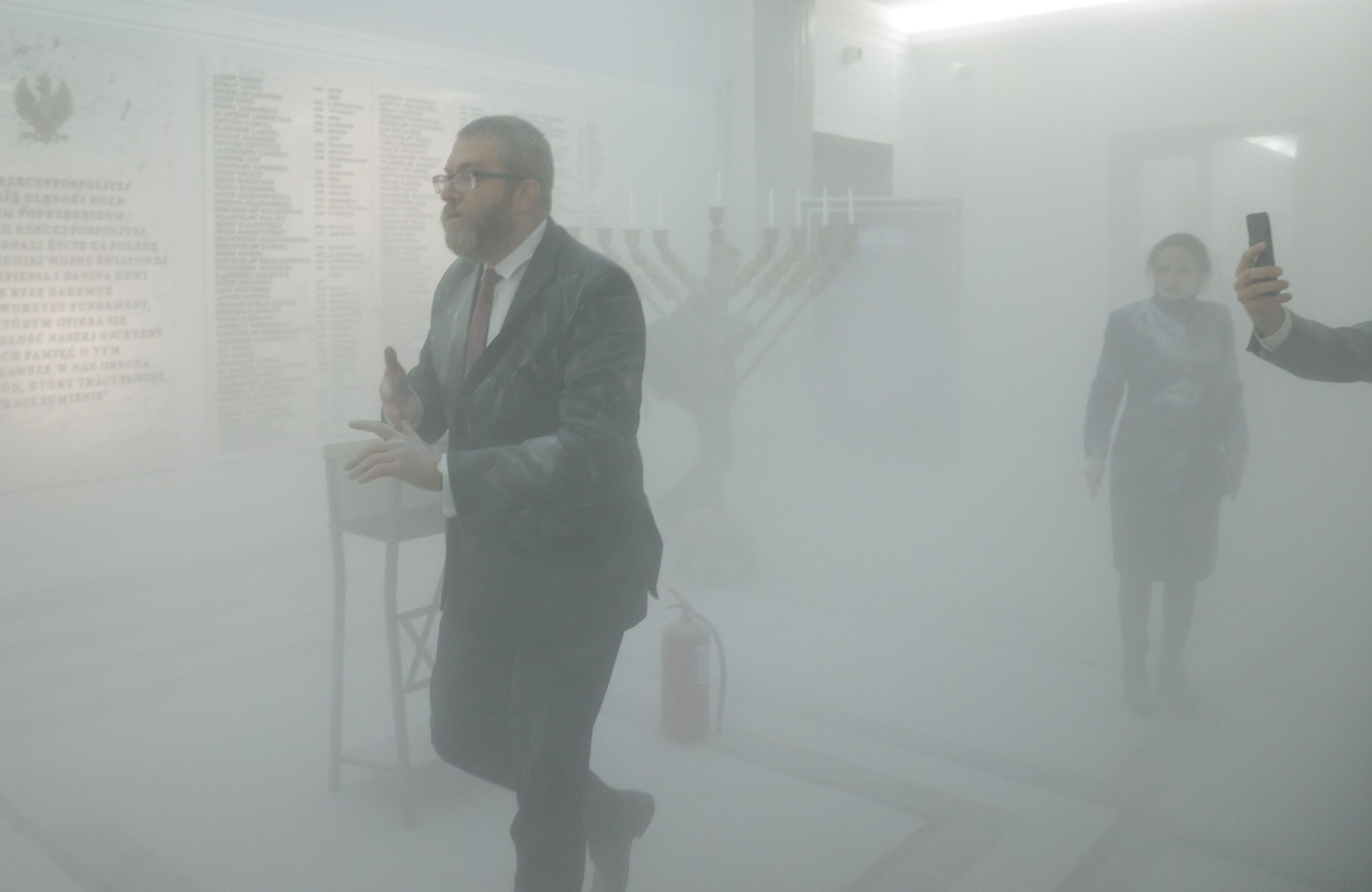 poseł Braun w dymie