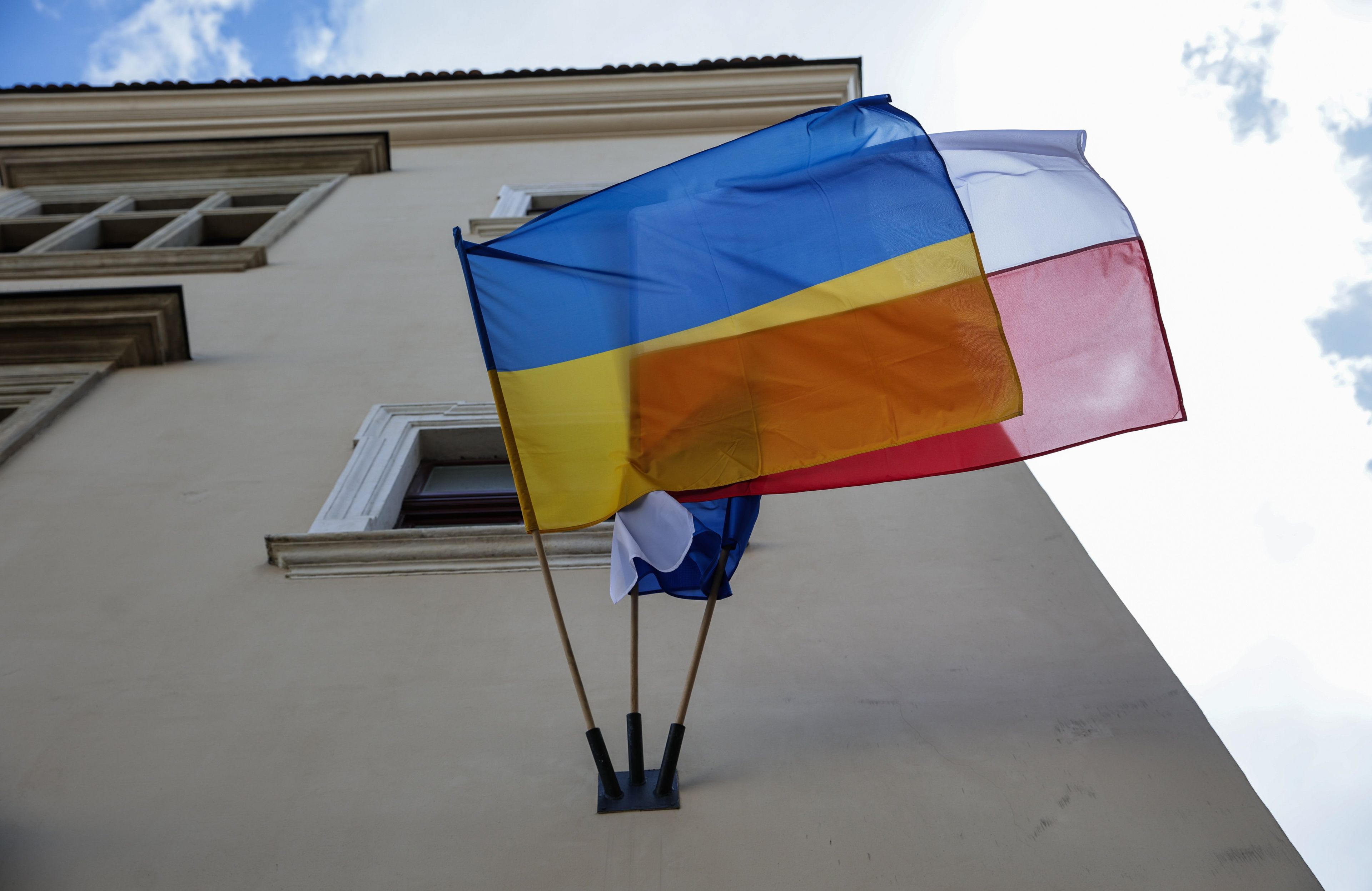 Flagi Ukrainy na Magistracie i budynkach UJ w Krakowie