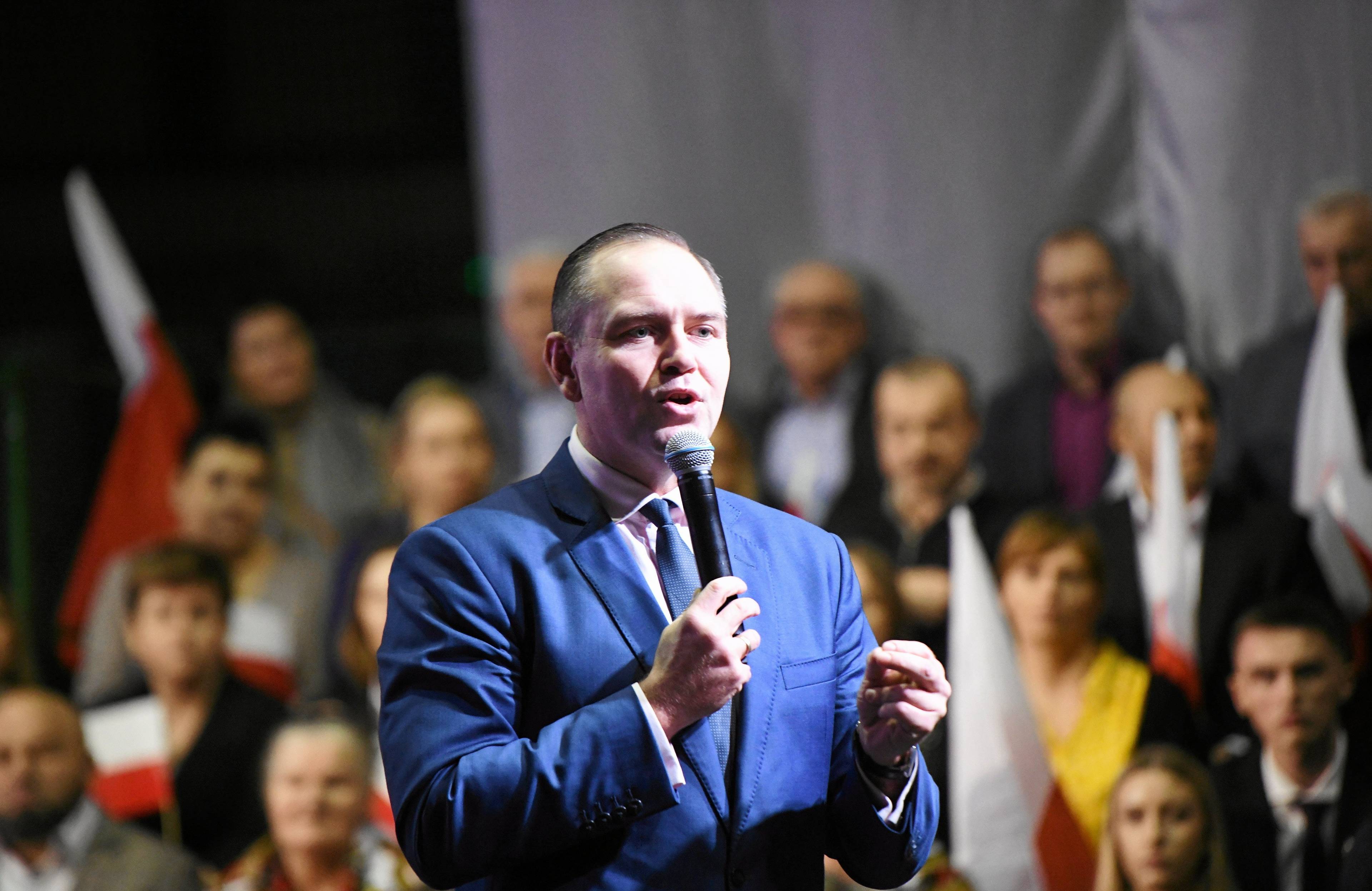 Mężczyzna z mikrofonem przemawia na spotkaniu z wyborcami