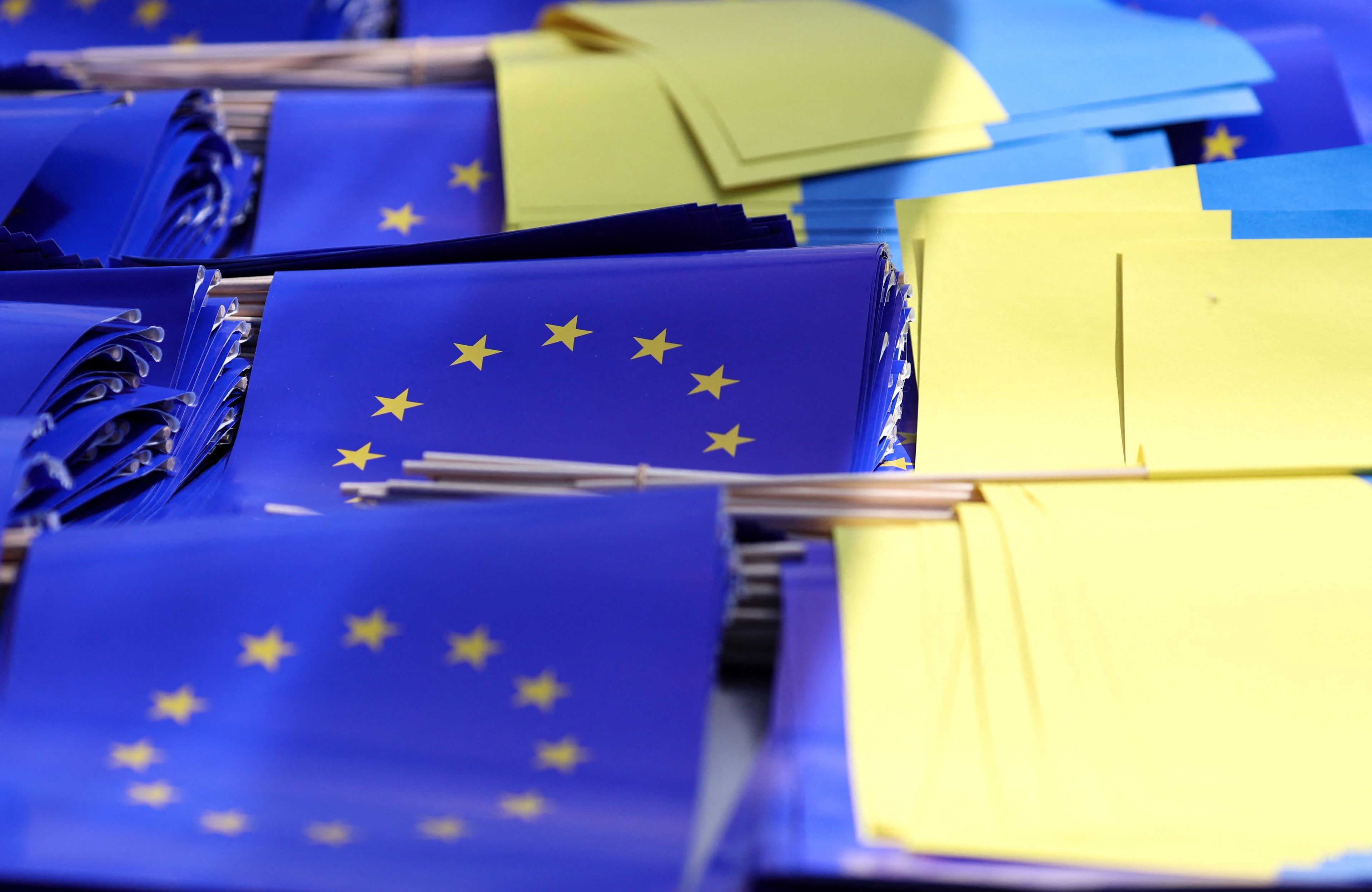 Ukraińskie (niebiesko-żółte) i unijne (niebieskie z żółtymi gwiazdami) flagi