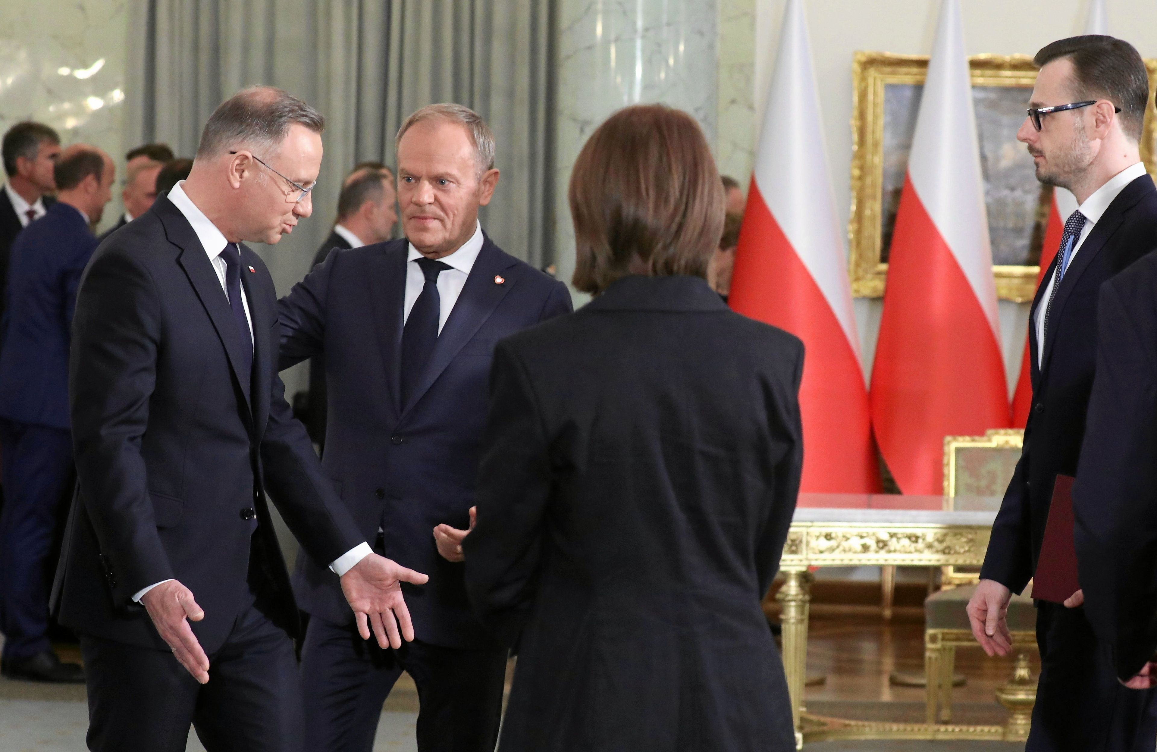 Dwaj mężczyźni rozmawiają gestykulując