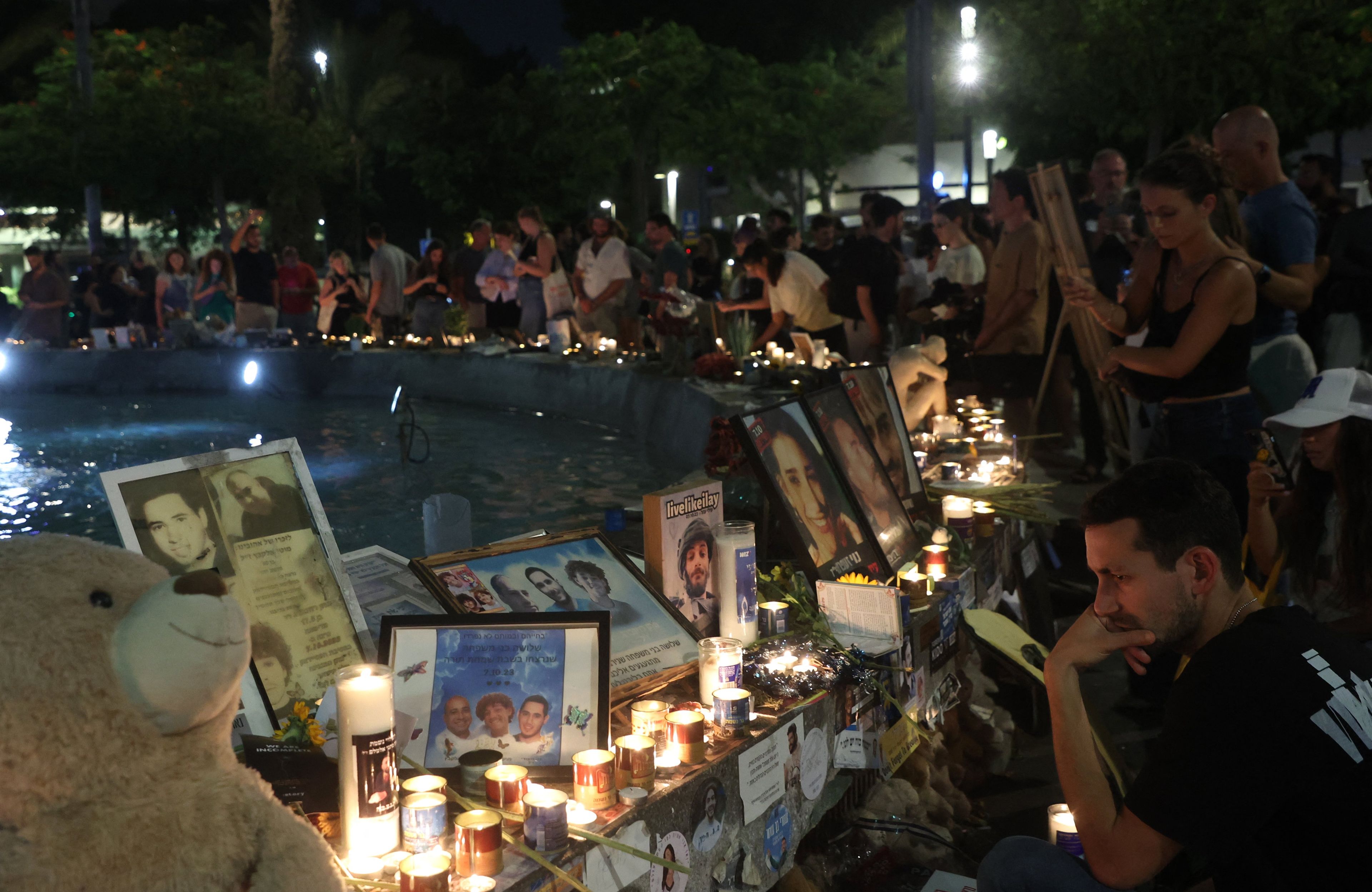Zapalone świeczki, portrety ofiar ataków terrorystycznych Hamasu z 7 października 2024, ludzie gromadzą się na ulicach w Tel Awiwie, by uczcić pamięć ofiar zamachów.