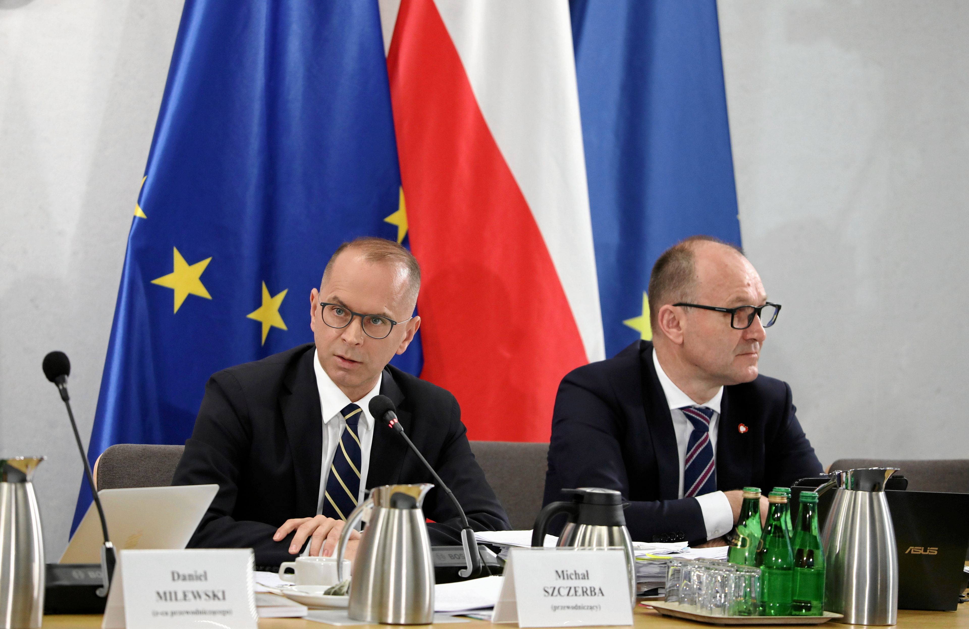 003.04.2024 Warszawa , ulica Wiejska , Sejm . Od lewej: przewodniczacy komisji Michal Szczerba , zastepca przewodniczacego komisji Marek Sowa podczas przesluchania swiadka , bylego prezesa PAIH Krzysztofa Dryndy na posiedzeniu Komisji Sledczej do zbadania legalnosci , prawidlowosci oraz celowosci dzialan , a takze wystepowania naduzyc zaniedban i zaniechan w zakresie legalizacji pobytu cudzoziemcow na terytorium Rzeczypospolitej Polskiej w okresie od dnia 12 listopada 2019 roku do dnia 20 listopada 2023 roku .
