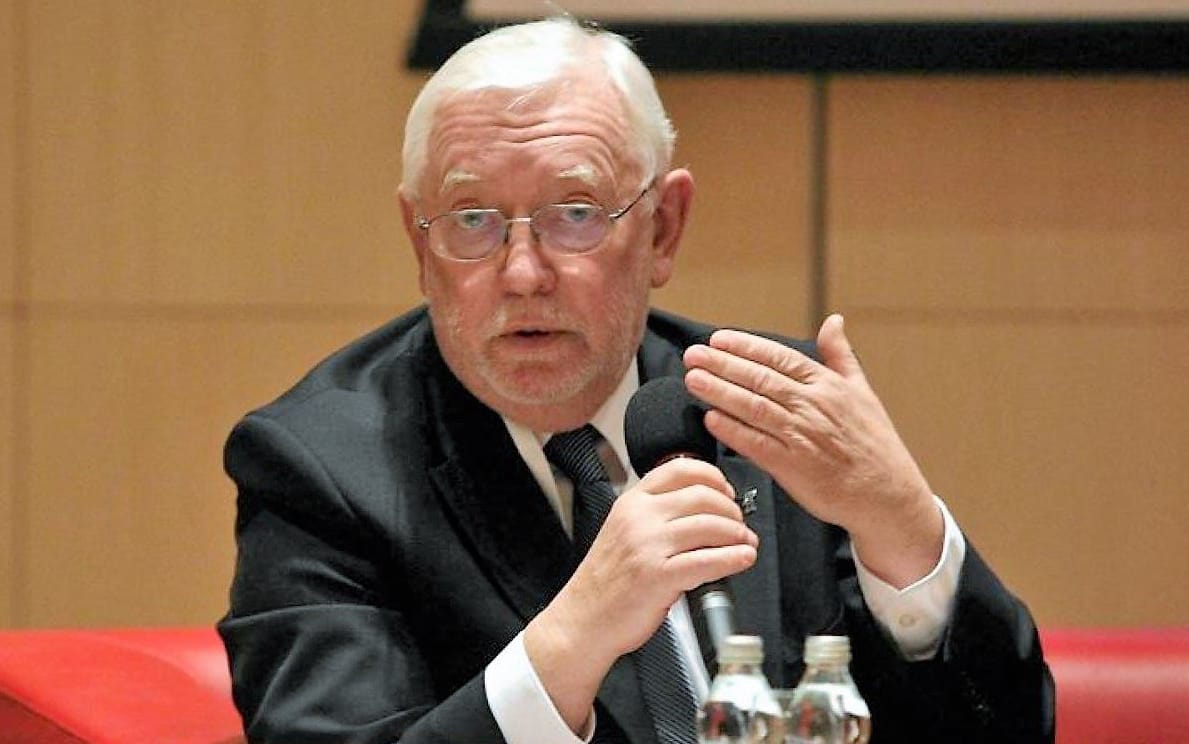 Grafika do artykułu „Te miejsca nam się po prostu należały” – Jerzy Stępień o utajnianiu poparcia dla członków KRS