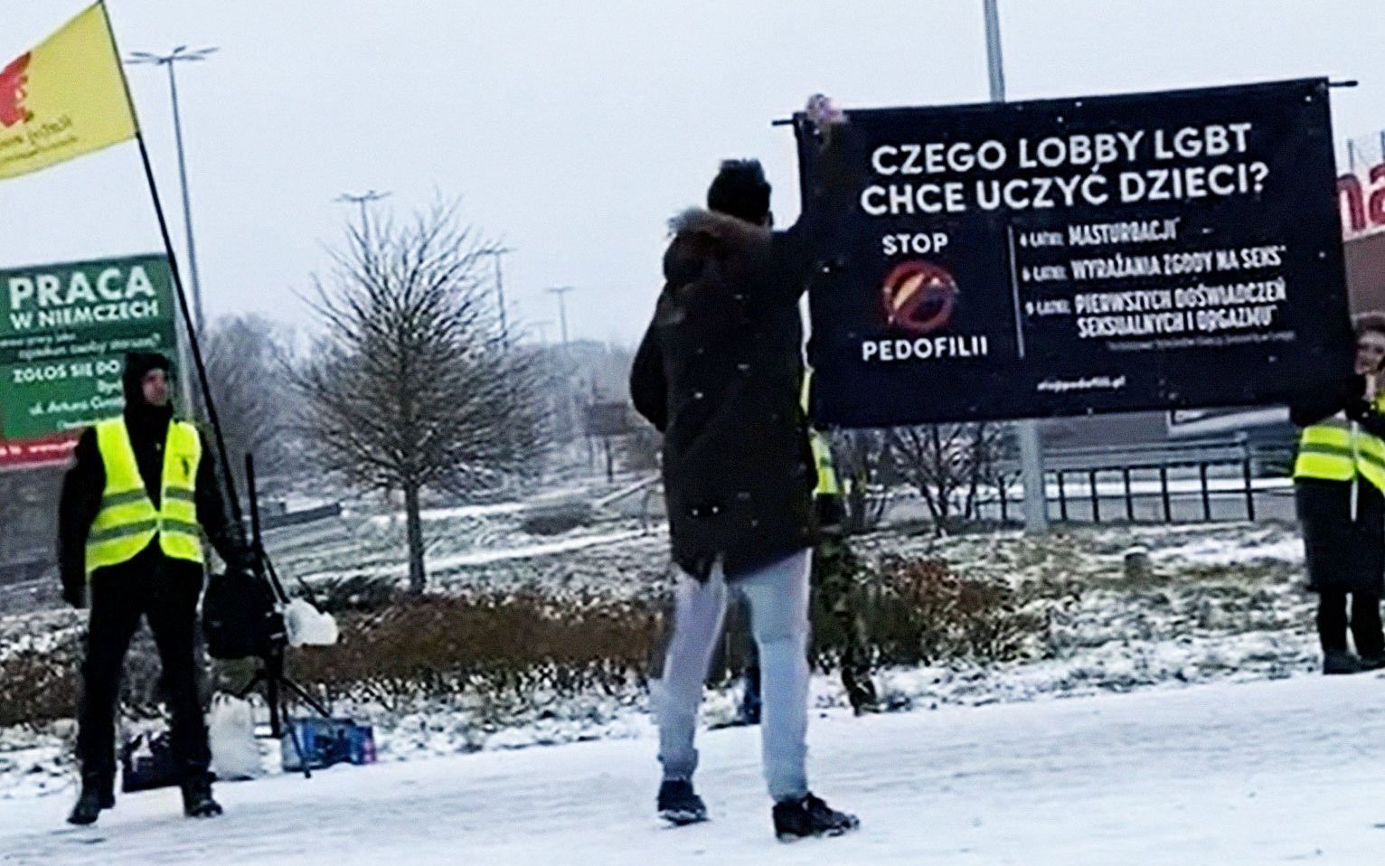 Grafika do artykułu Dr Socha obrzucił jajkami homofobiczny baner. Bo ma dość kłamstw i nienawiści. Ukarany 3 mandatami