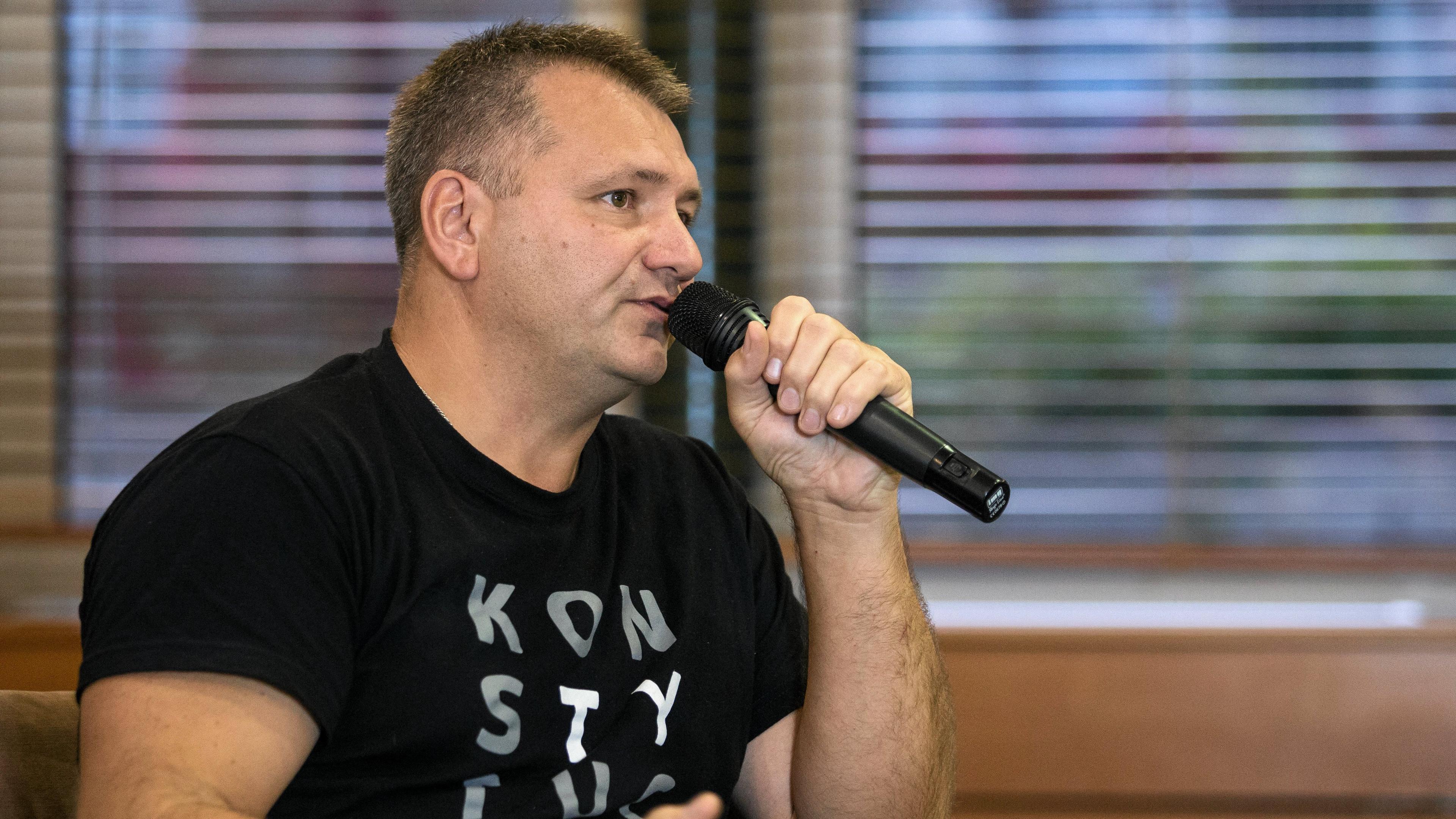Waldemar Żurek w koszulce z napisem konstytucja na spotkaniu z mieszkańcami Lublina