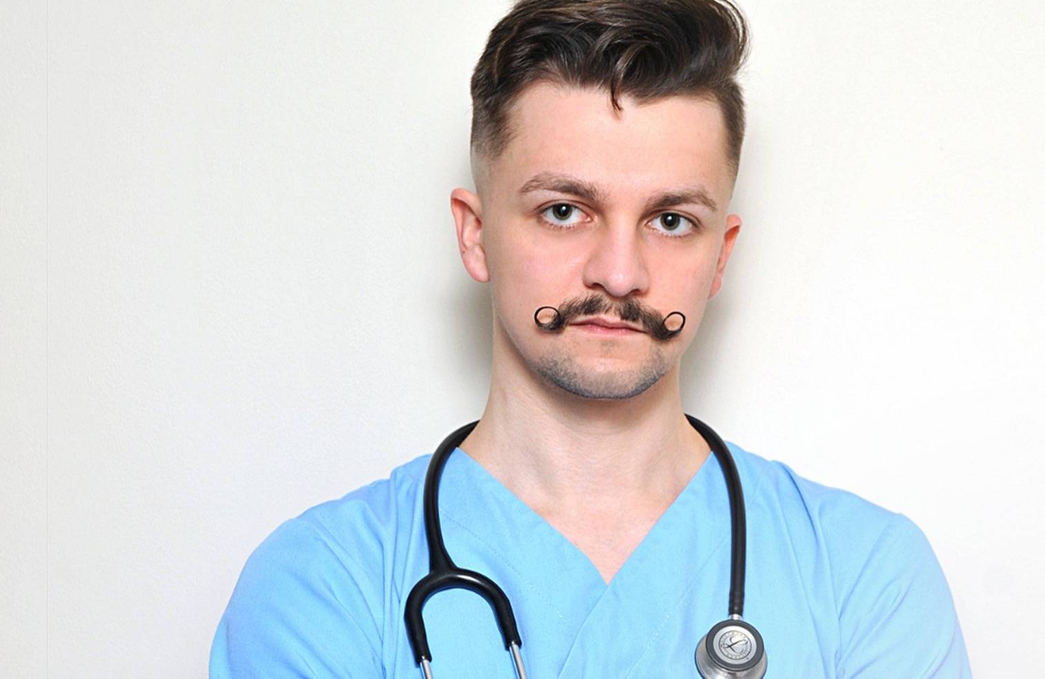 Lek. Sebastian Goncerz: portret lekarza w niebieskim kitlu ze stetoskopem na szyi
