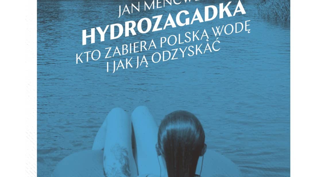 Okładka książki Hydrozagadka Jana Mecwela. dziewczyna pływa na nadmuchiwanym kole na jeziorze.