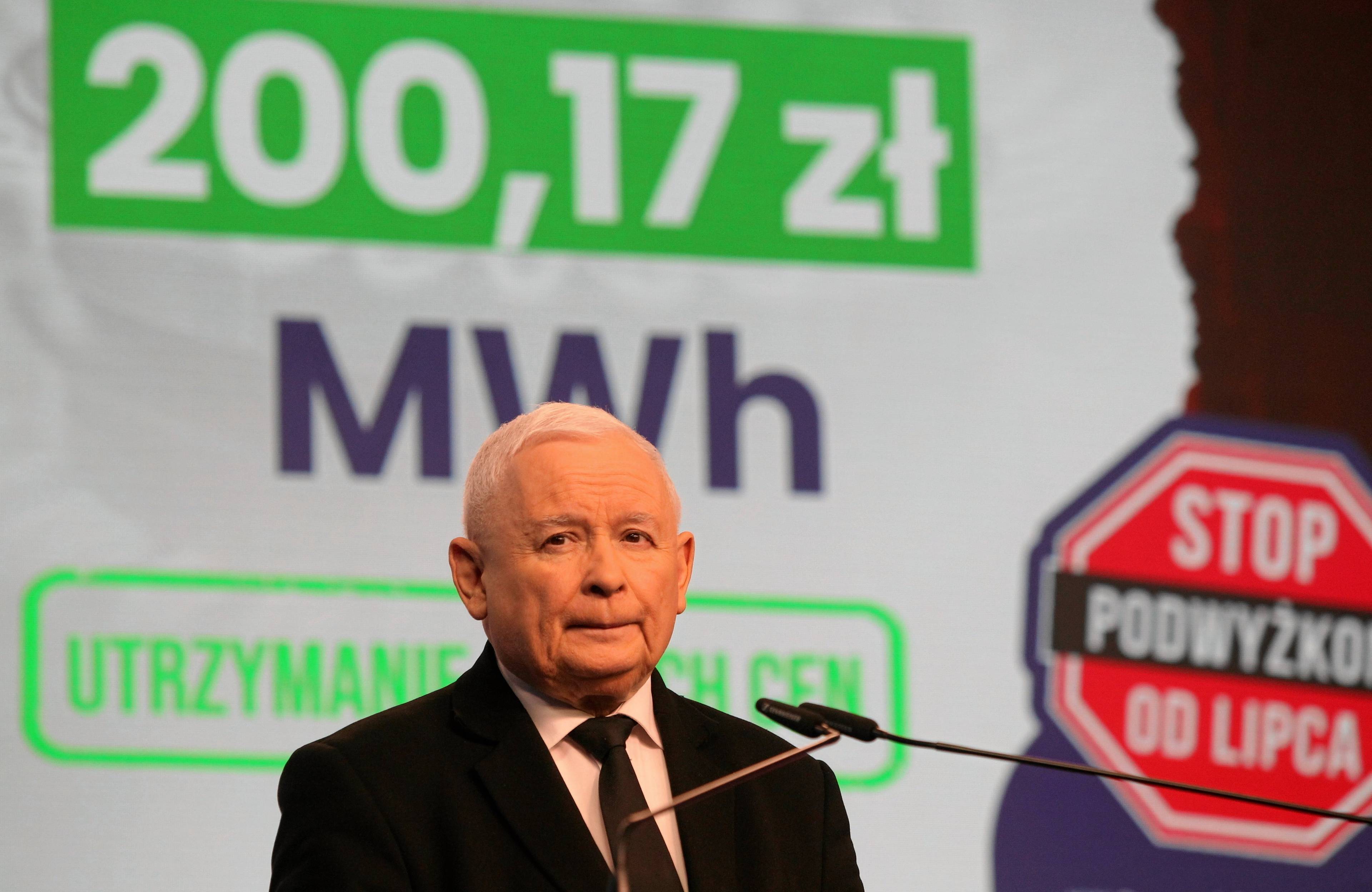 Jarosław Kaczyński przed mikrofonami