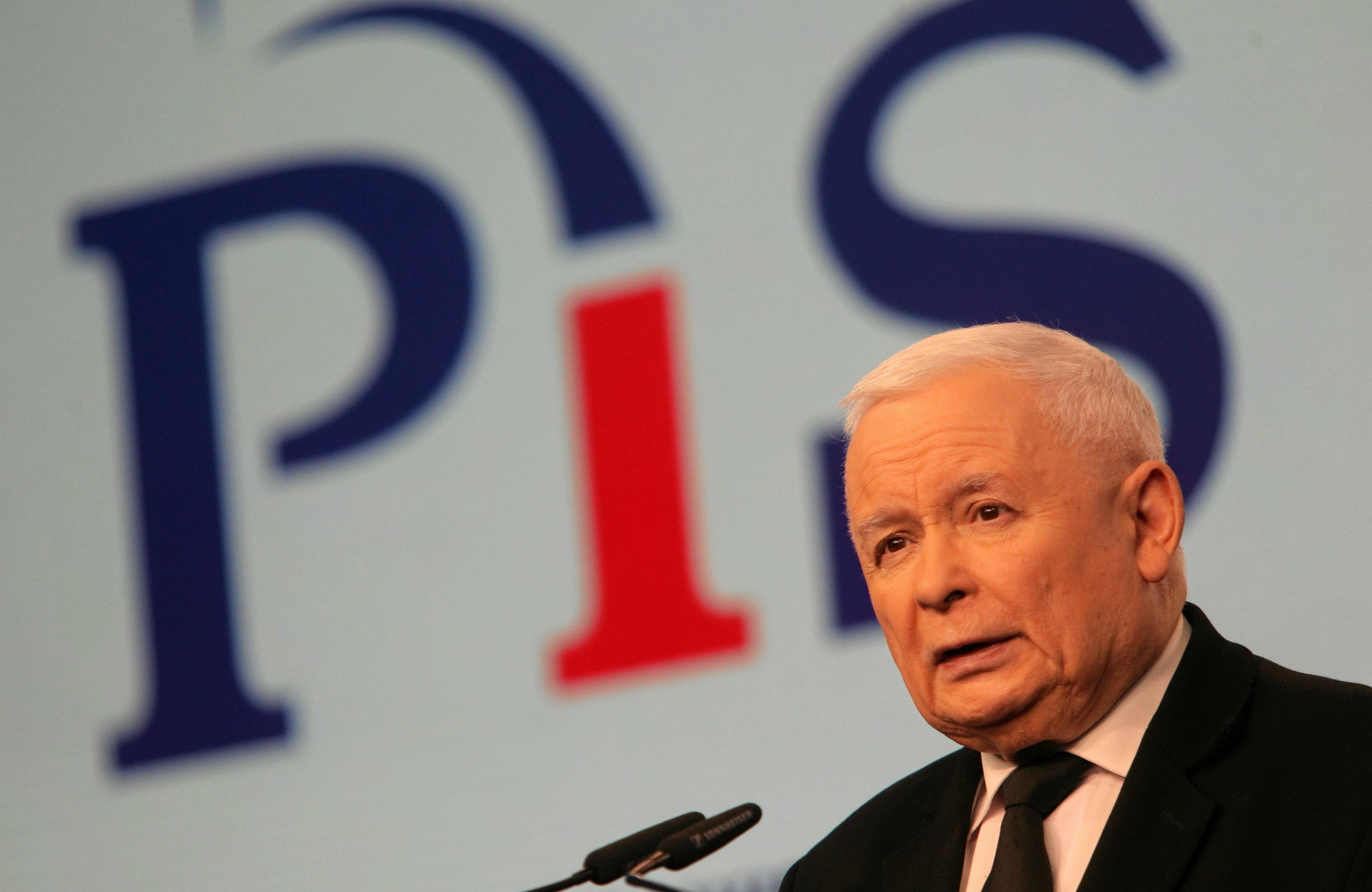 Jarosław Kaczyński na tle logo PiS