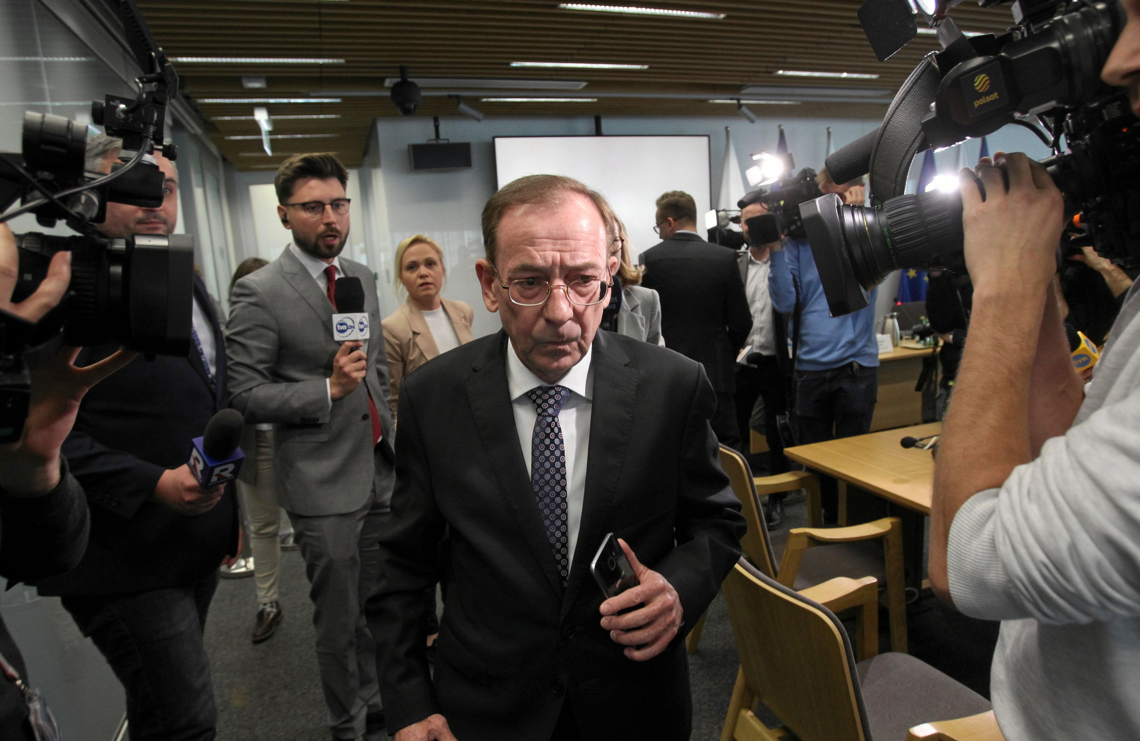 Wzburzony mężczyzna i dziennikarze