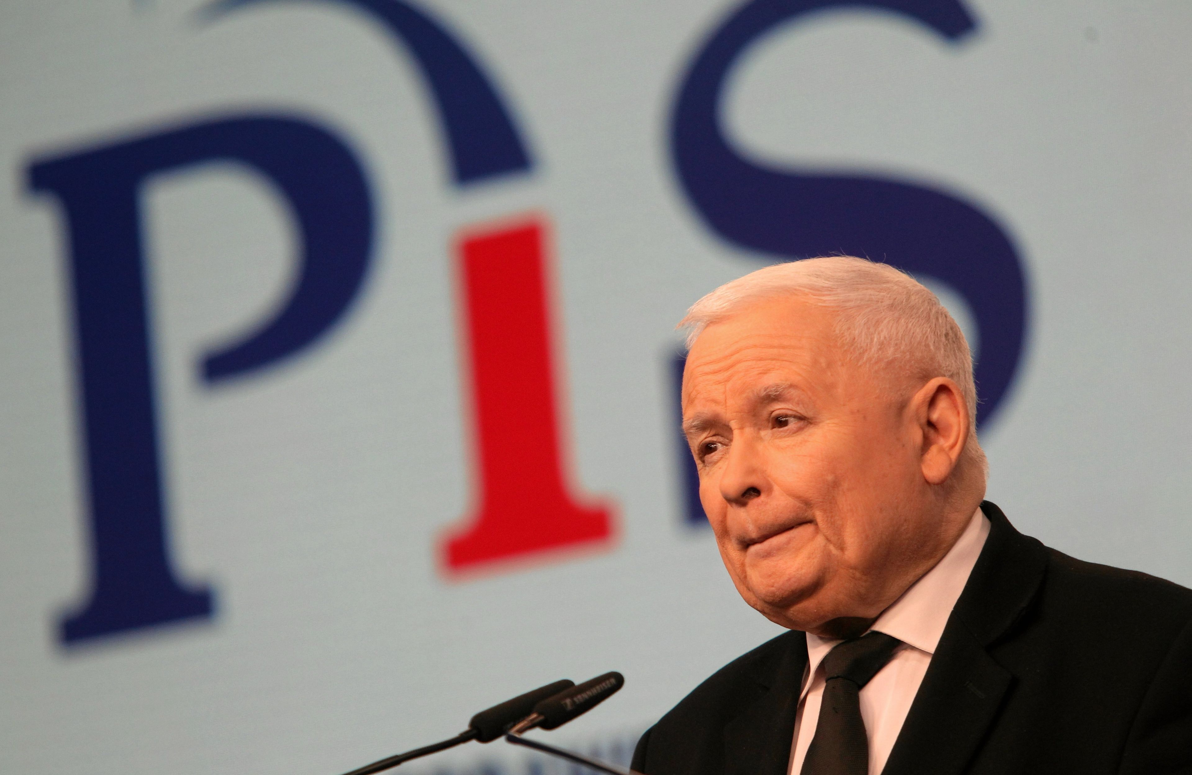 Jatosław Kaczyński na konferencji prasowej na tle napisu PiS