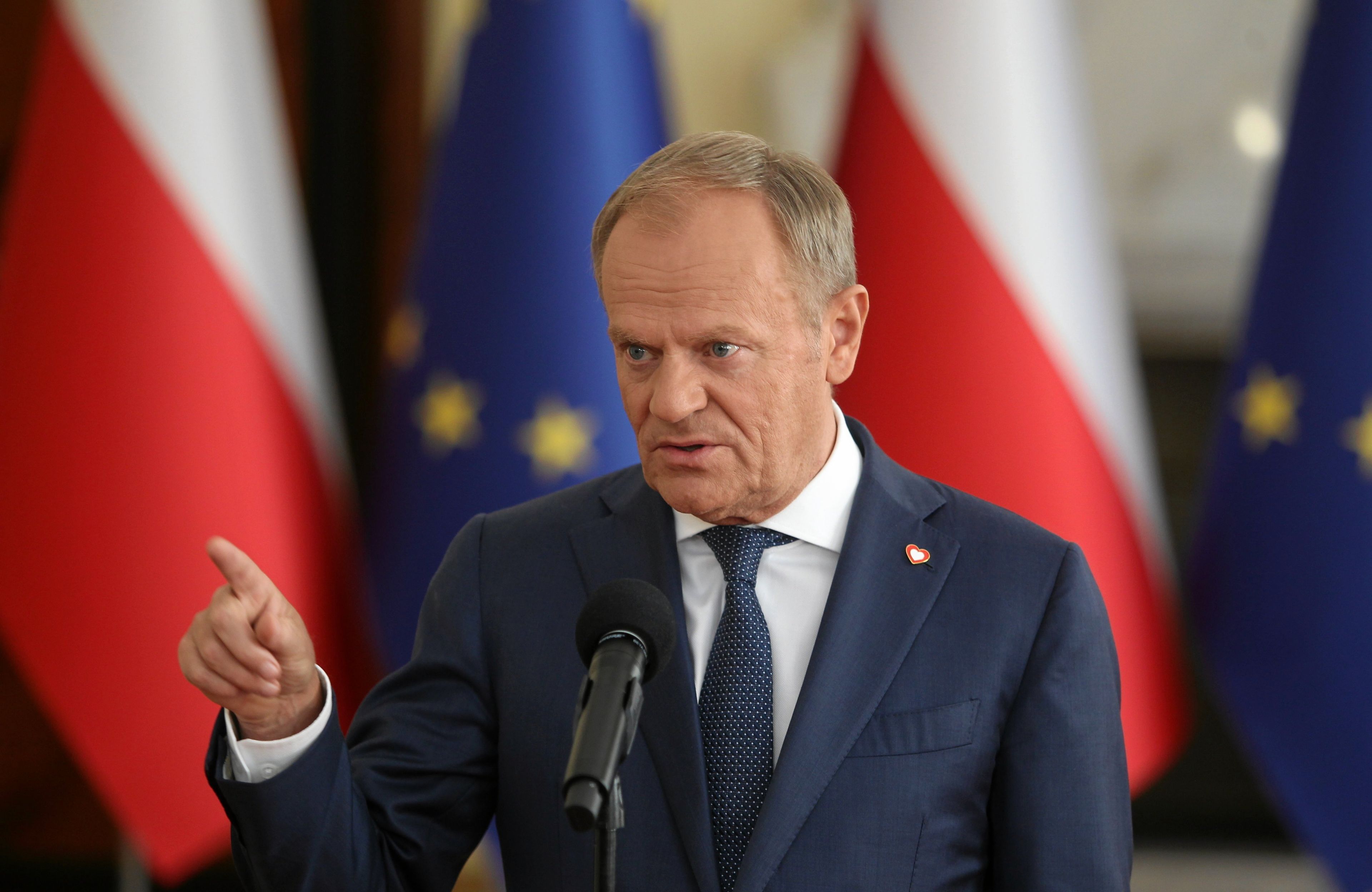Donald Tusk z wysuniętym palcem