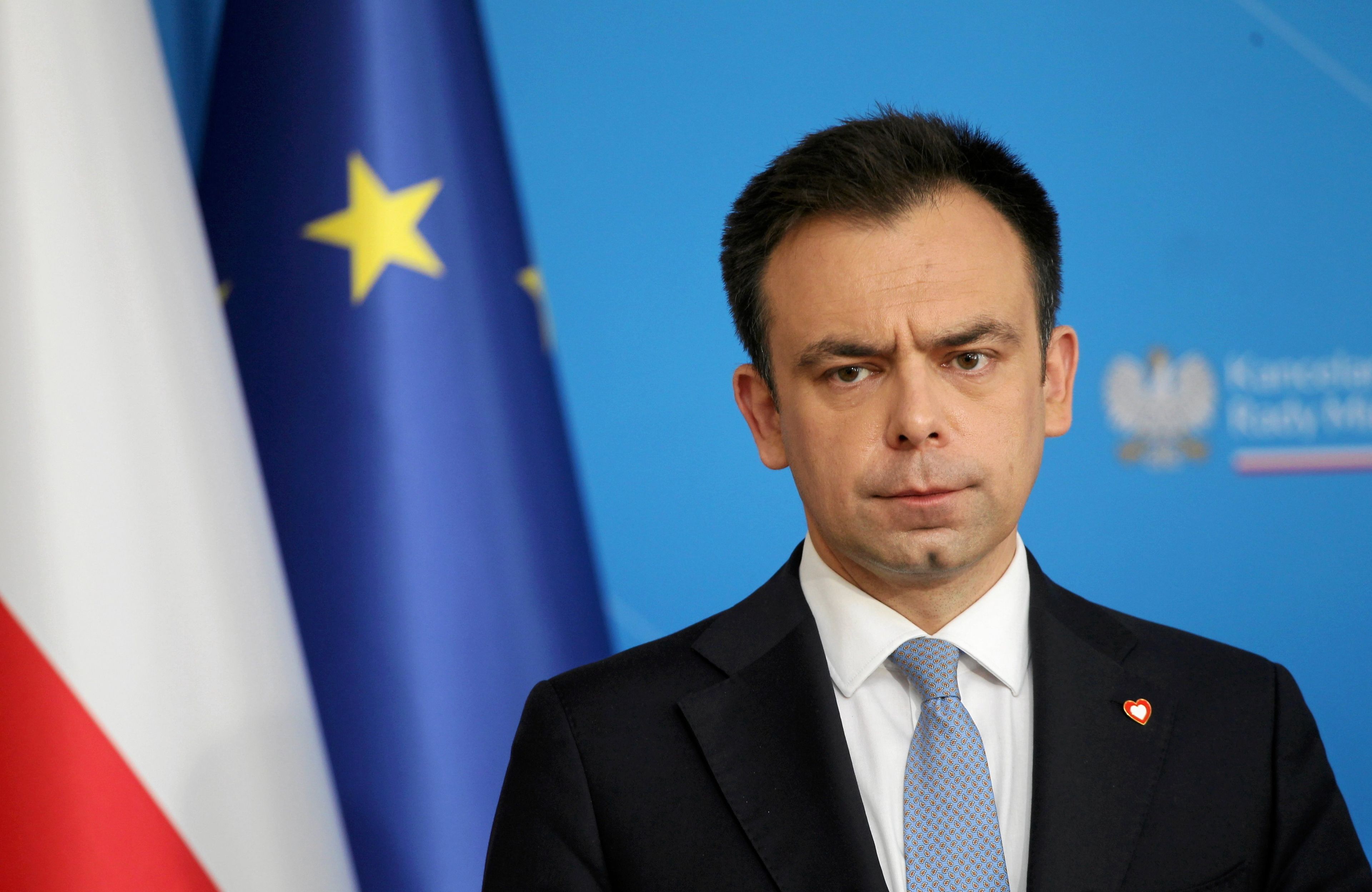 Minister finansów Andrzej Domański na konferencji prasowej z zatroskaną miną