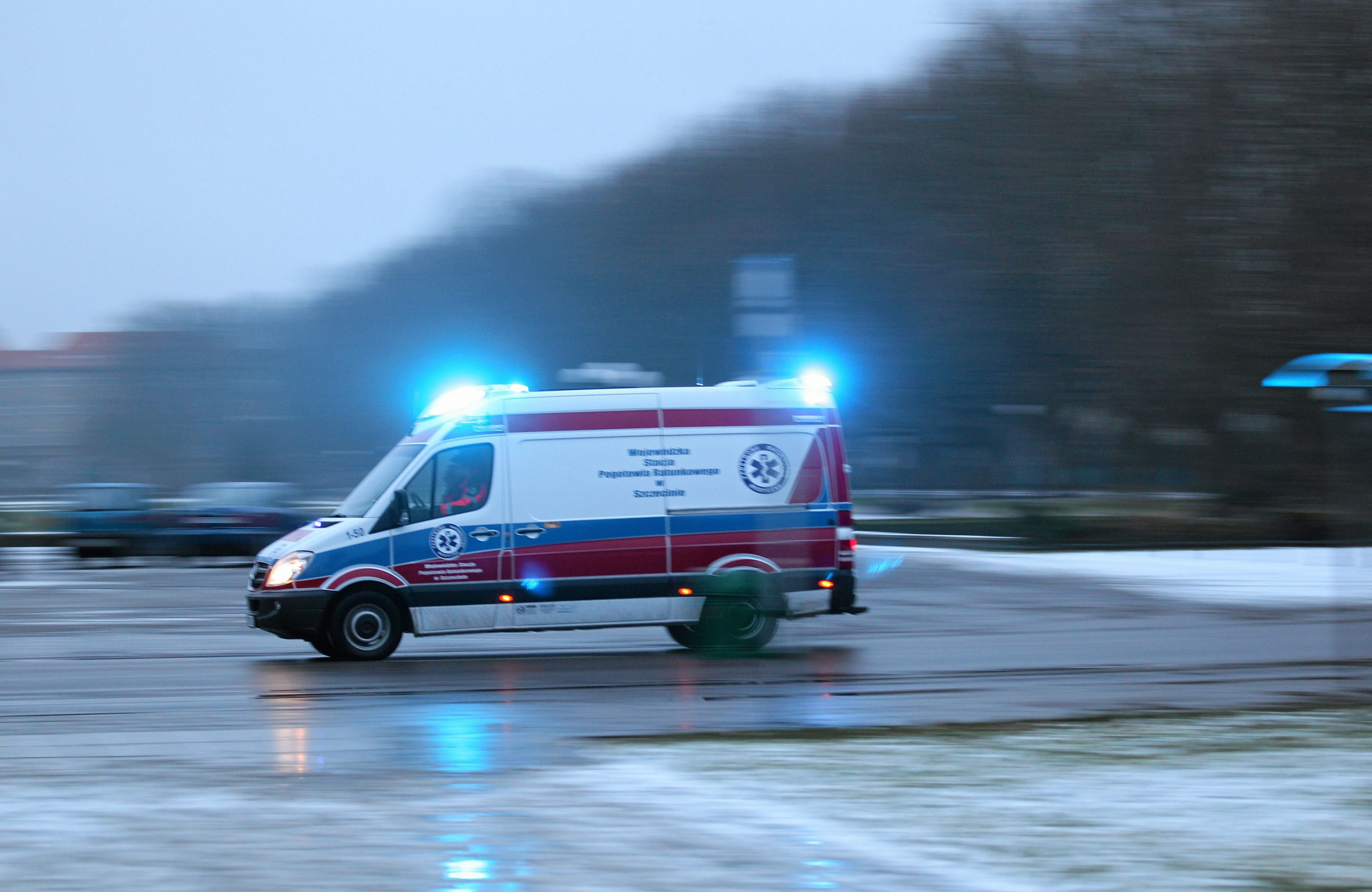 karetka na sygnale jedzie przez miasto