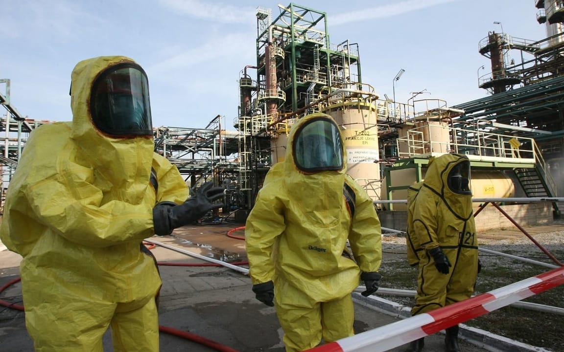 19.10.2006 BYDGOSZCZ . BYDGOSZCZ ZAKLADY CHEMICZNE ZACHEM S.A.  CWICZENIA ZAKLADOWYCH SLUZB RATOWNICZYCH ORAZ SLUZB MIEJSKICH
FOT. ARKADIUSZ WOJTASIEWICZ  / AGENCJA GAZETA