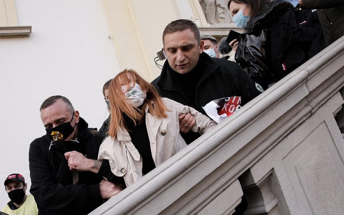 25.10.2020 Warszawa , Krakowskie Przedmiescie . Protest Strajku Kobiet pod Kosciolem sw Krzyza w zwiazku z zaostrzeniem ustawy aborcyjnej .
 
Fot. Dawid Zuchowicz / Agencja Gazeta
