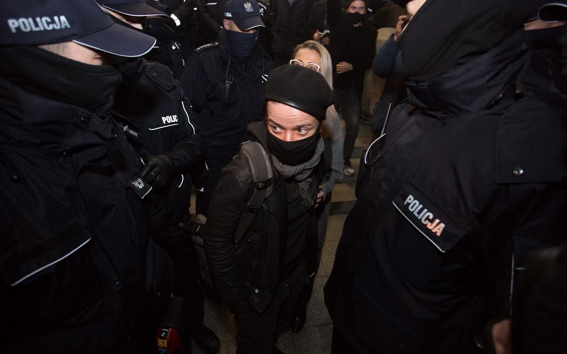 23.11.2020 Warszawa , ulica Wilcza . Komenda Policji . Fotoreporterka Agata Grzybowska podczas opuszczania komendy po zatrzymaniu w czasie pracy na manifestacji przed Ministerstwem Edukacji i Nauki .
Fot. Maciek Jazwiecki / Agencja Gazeta