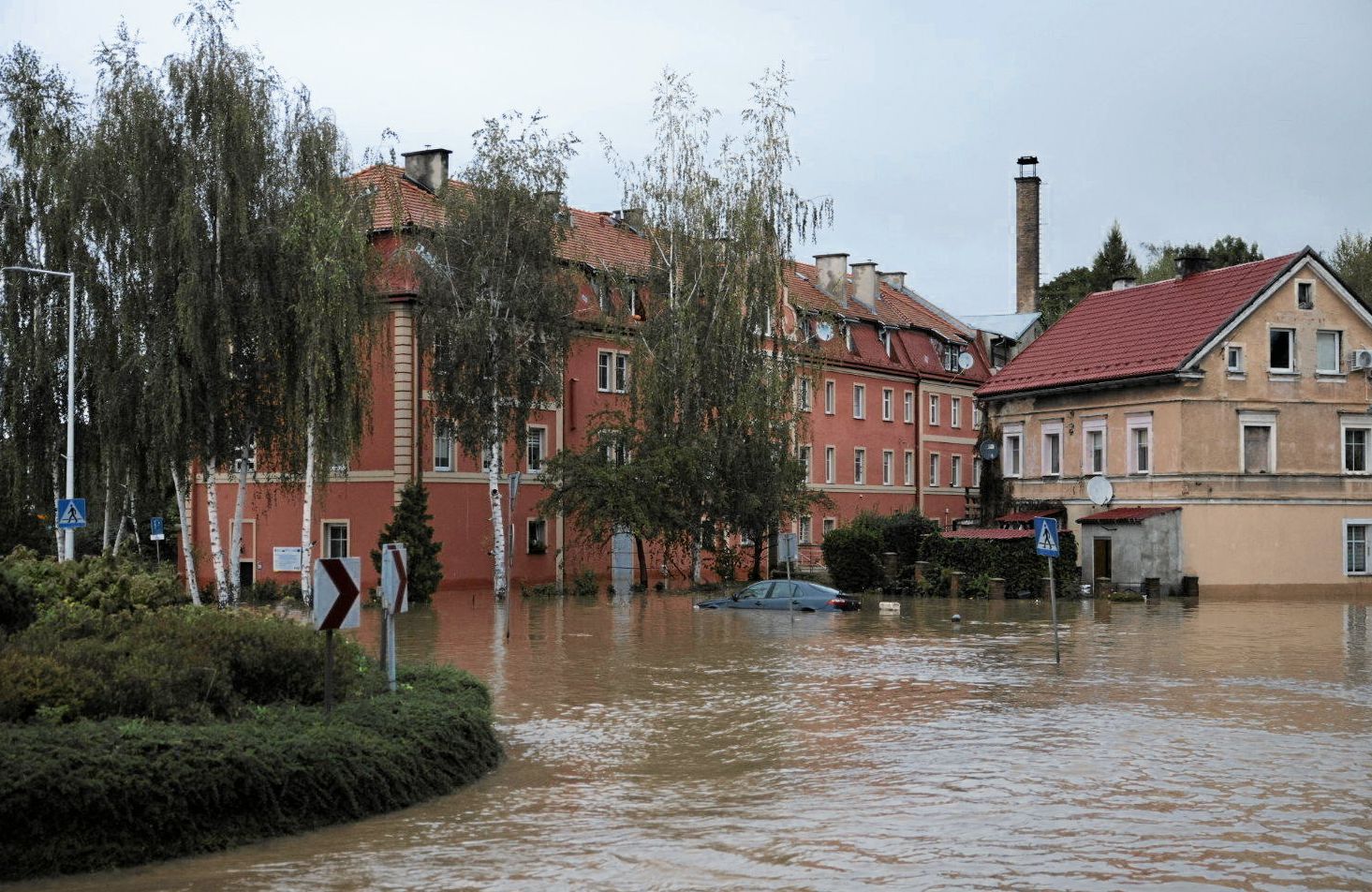 Powódź w Kłodzku. Na zdjęciu zalana ulica