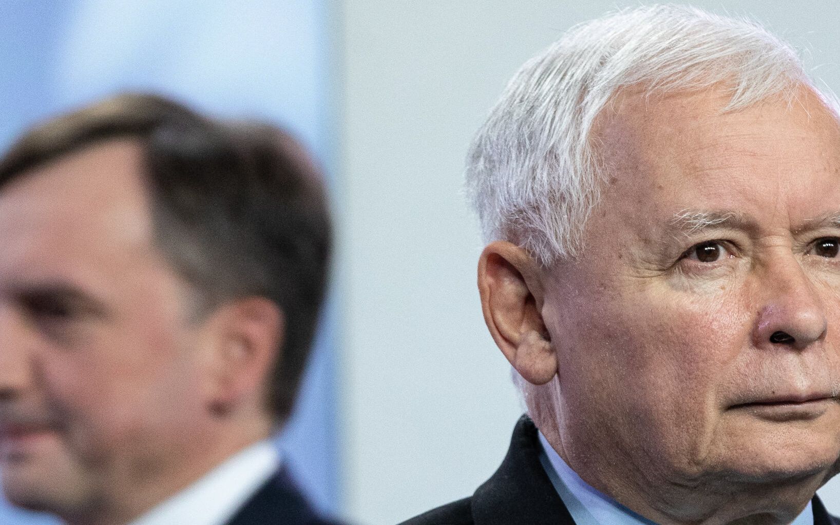 26.09.2020 Warszawa , ul. Nowogrodzka 84/86 . Prezes Prawa i Sprawiedliwosci Jaroslaw Kaczynski (P) i prezes Solidarnej Polski Zbigniew Ziobro (L) podczas podpisania umowy koalicyjnej liderow Zjednoczonej Prawicy .
Fot. Dawid Zuchowicz / Agencja Gazeta *** Local Caption *** .