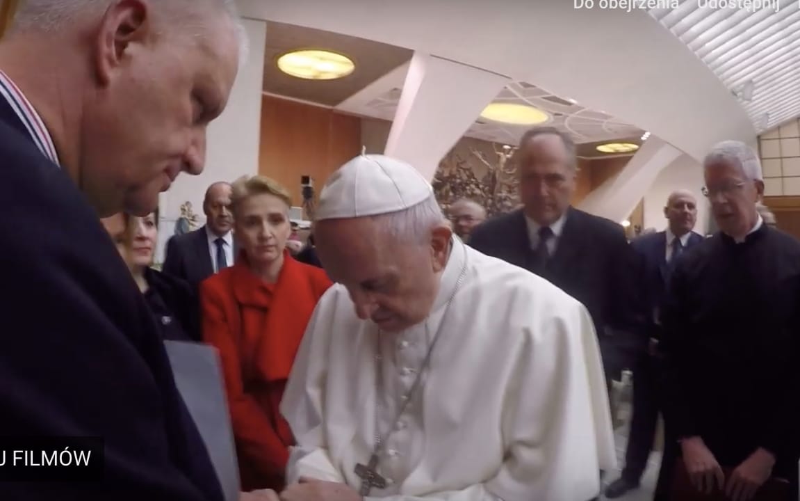 Grafika do artykułu Polscy biskupi nie zrozumieją gestu Franciszka, bo boją się utraty pracy [WYWIAD]