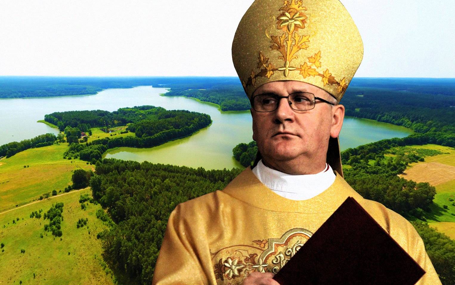 Grafika; Arcybiskup warmiński Józef Górzyński cały na złoto na tle Rybak i Jeziora Łańskiego widzianych z lotu ptaka.