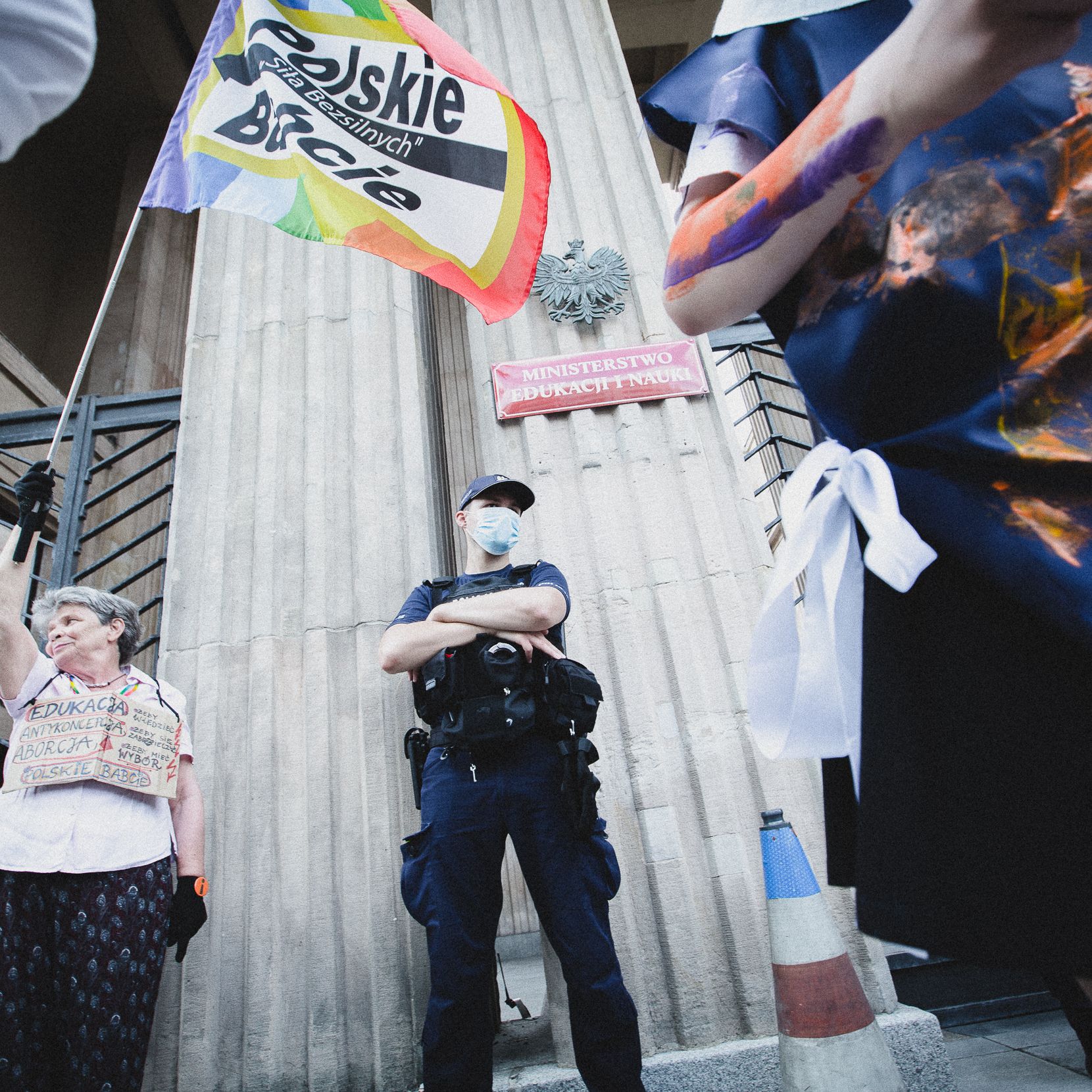 Warszawa, 19.07.2021. Aktywiści i aktywistki protestowali przed siedzibą Ministerwsta Edukacji i Nauki. Pomalowali się tęczowymi farbami, zrobili laurkę dla Czarnka