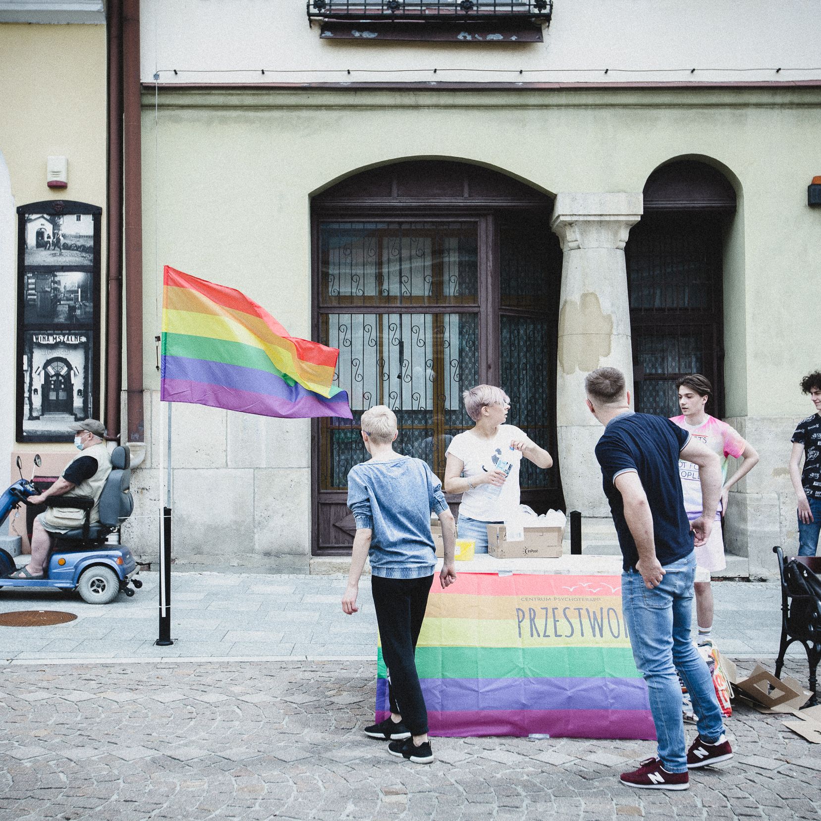 Tarnów, 16.05.2021. Obchody Międzynarodowego Dnia Przeciw Homofobii, Bifobii i Transfobii. Aktywistki i aktywiści organizują akcje edukacyjne dla mieszkańców
