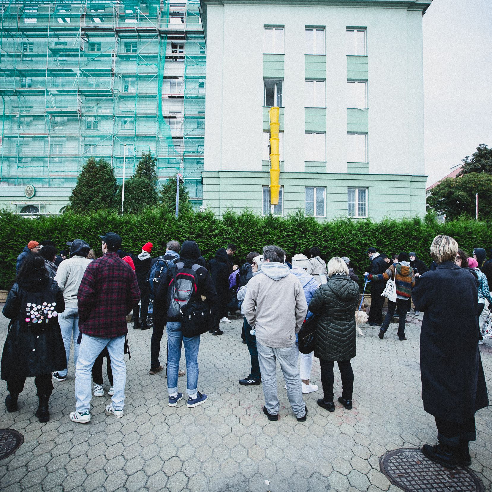 Warszawa, 20.09.2021. 200 osób zapaliło pod Komendą Główną Straży Granicznej znicze dla zmarłych na granicy