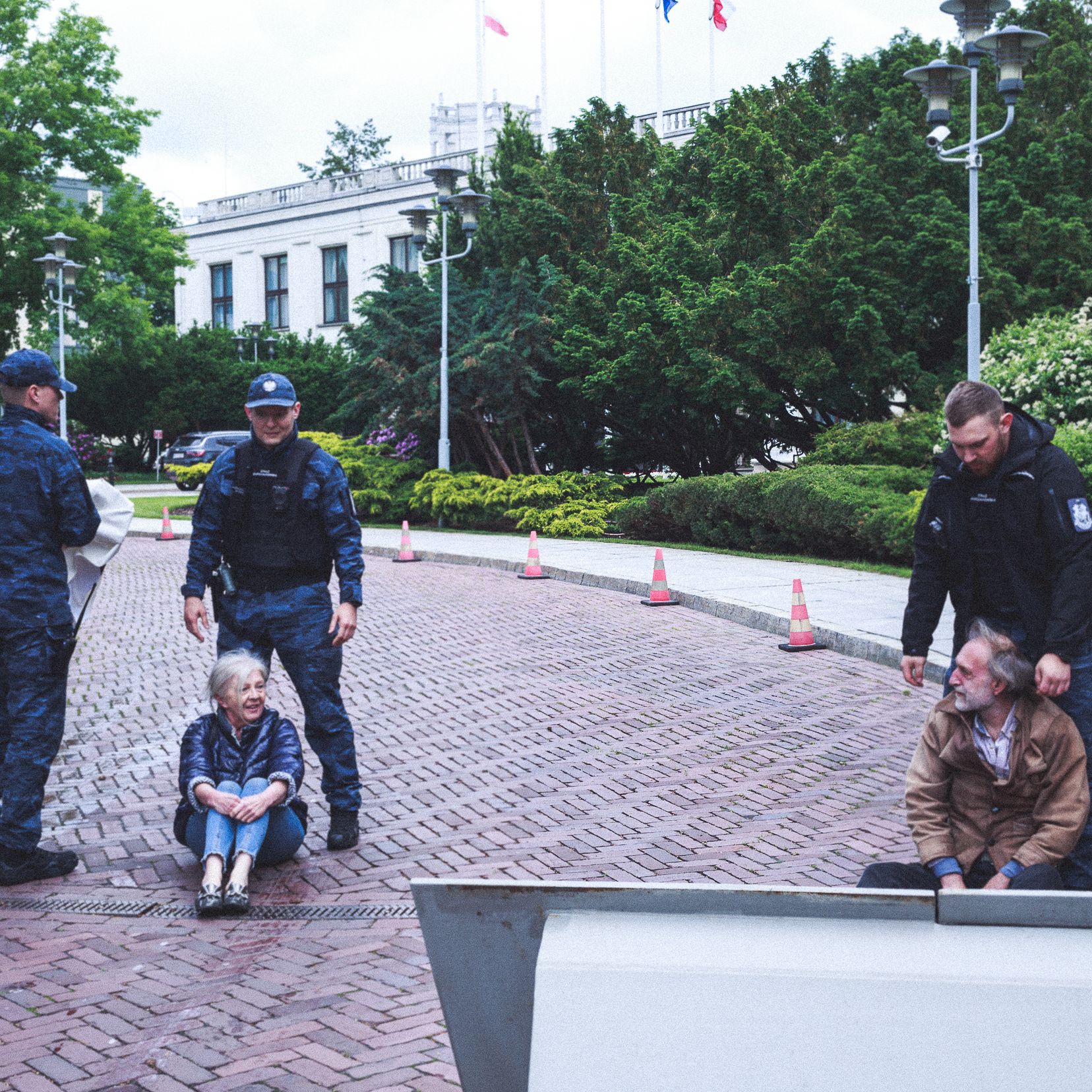 Obywatele RP protestują pod Sejmem: patrzymy na ręce rządowi i UE w sprawie praworządności i KPO