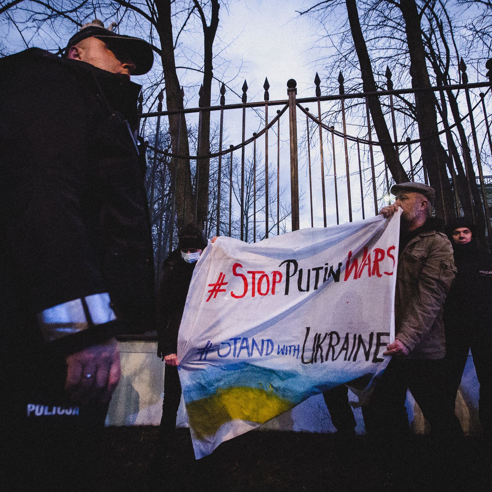 Warszawa, 23.02.2022. „Stop Puitin wars, stand with Ukraine”. Protest pod ambasadą Rosji