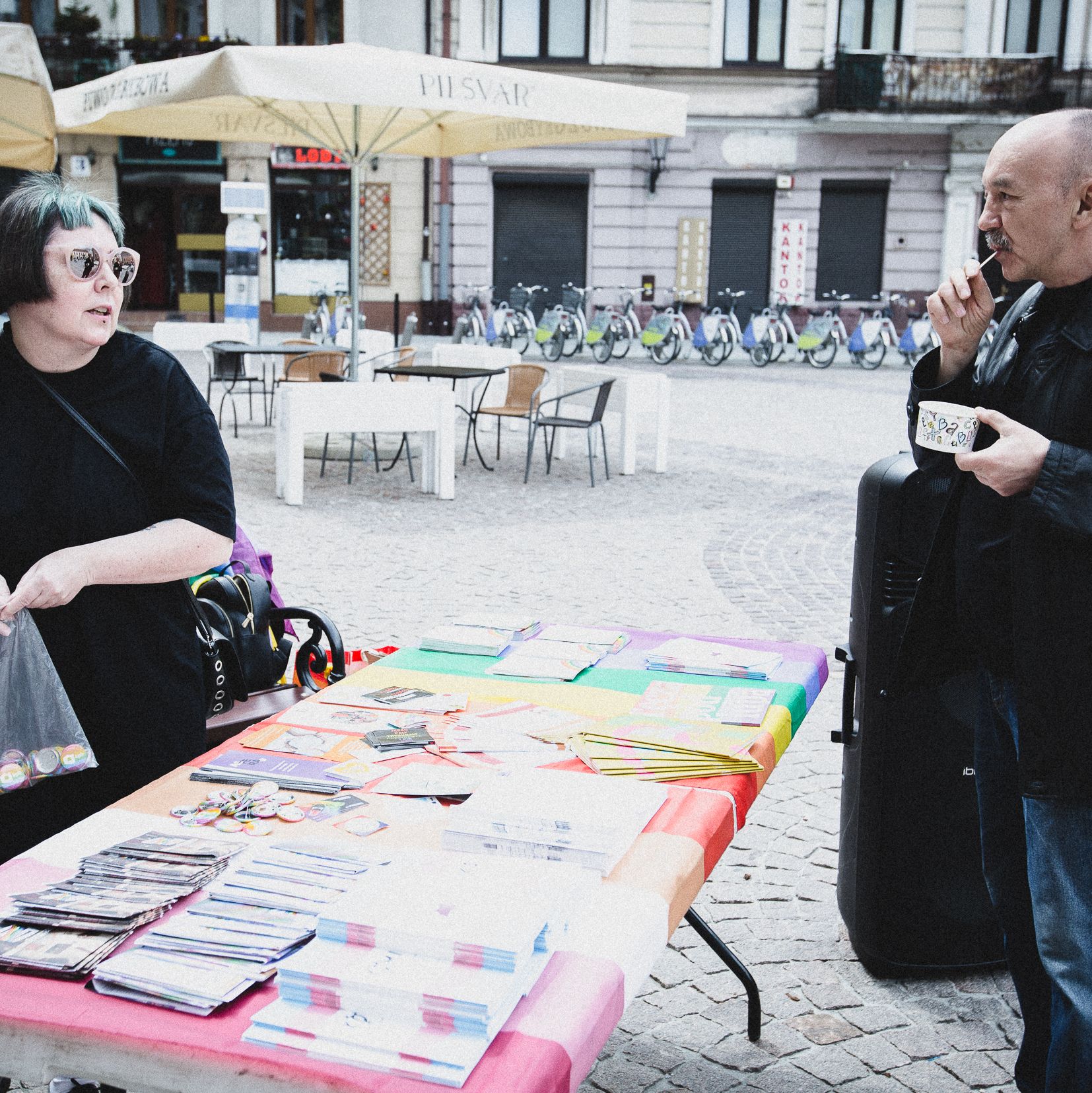 Tarnów, 16.05.2021. Obchody Międzynarodowego Dnia Przeciw Homofobii, Bifobii i Transfobii. Aktywistki i aktywiści organizują akcje edukacyjne dla mieszkańców