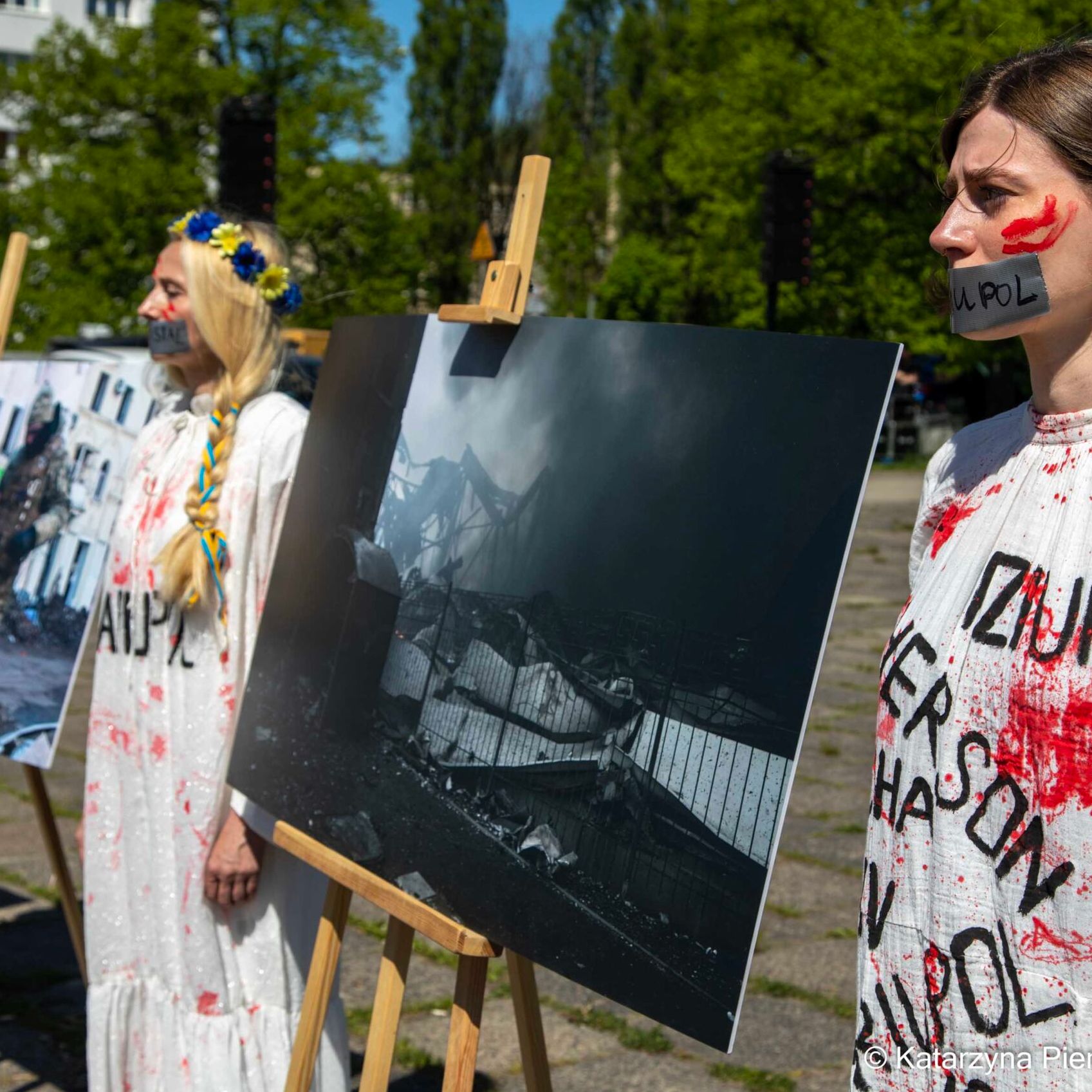 Ambasador Rosji oblany czerwoną farbą podczas protestu przeciw inwazji na Ukrainę. Chciał złożyć kwiaty pod pomnikiem poległych żołnierzy radzieckich w Warszawie.