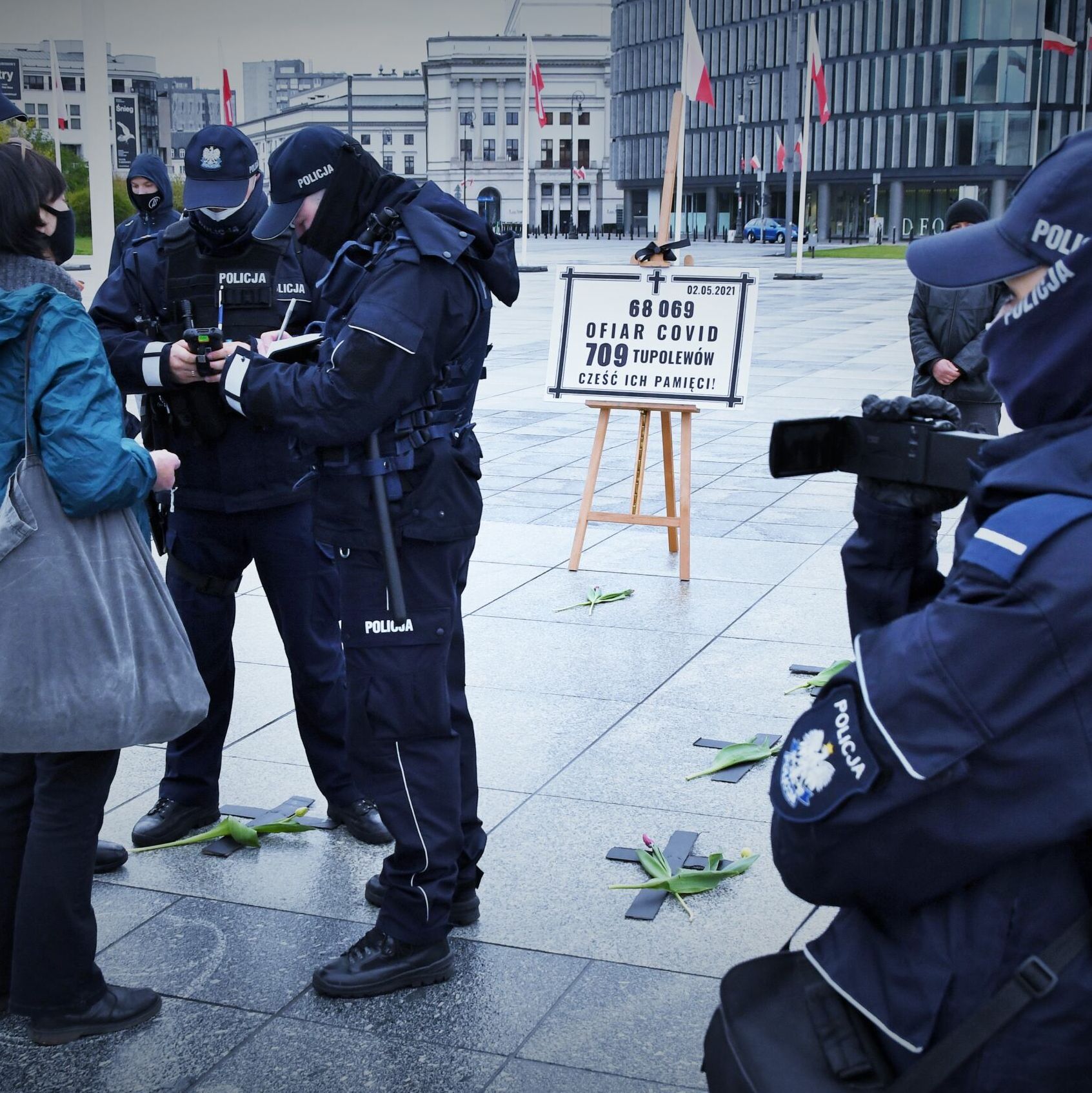 Warszawa, 02.05.2021. Akcja upamiętniająca ofiary COVID-19 na placu Piłsudskiego