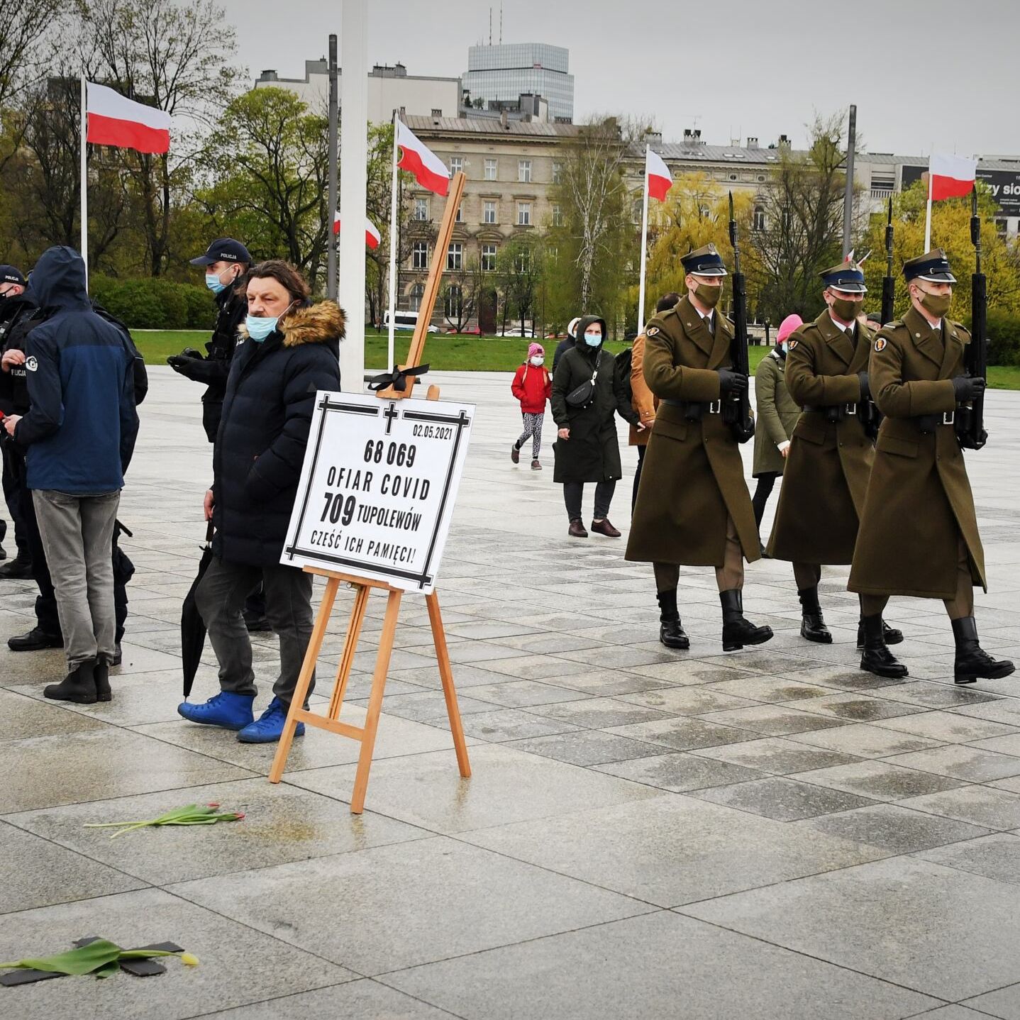 Warszawa, 02.05.2021. Akcja upamiętniająca ofiary COVID-19 na placu Piłsudskiego