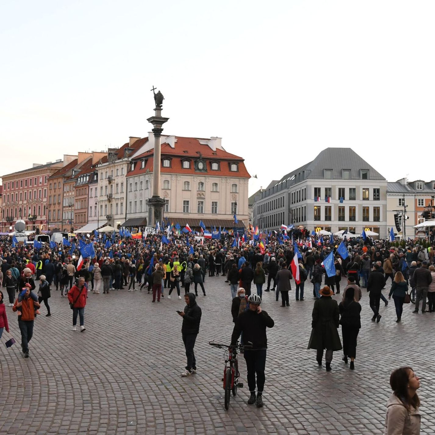 Warszawa, 10.10.2021. Zostajemy w UE – demonstracja na pl. Zamkowym