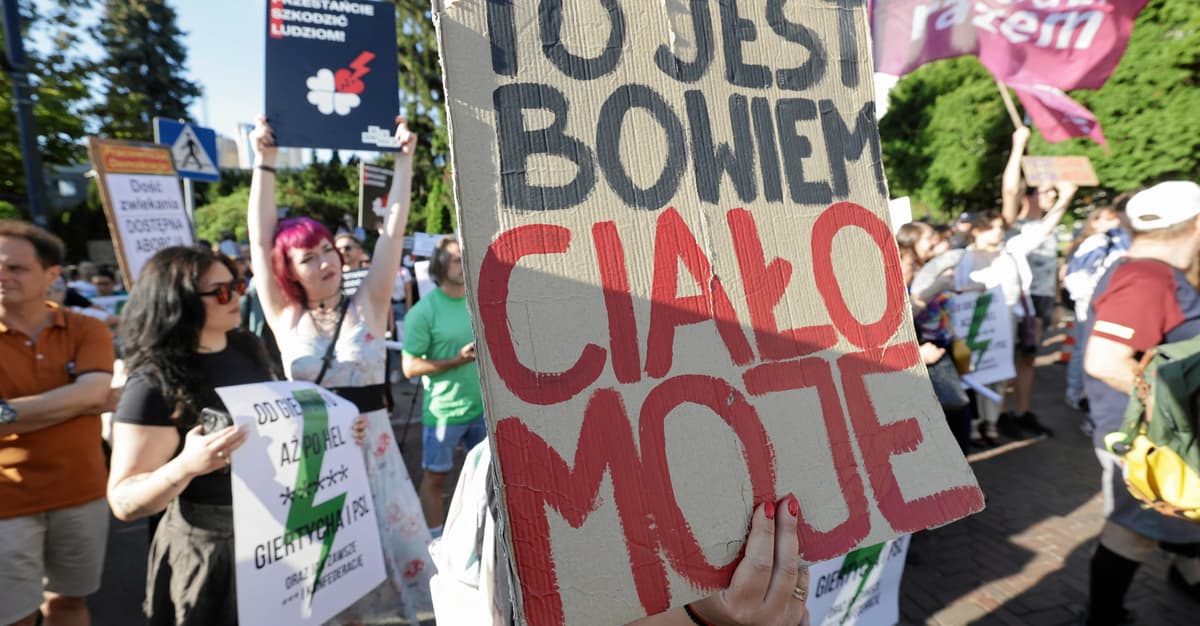 Ileż można czekać na prawo do legalnej aborcji? Kobiety pokażą czerwoną kartkę rządzącym [LISTA PROTESTÓW]