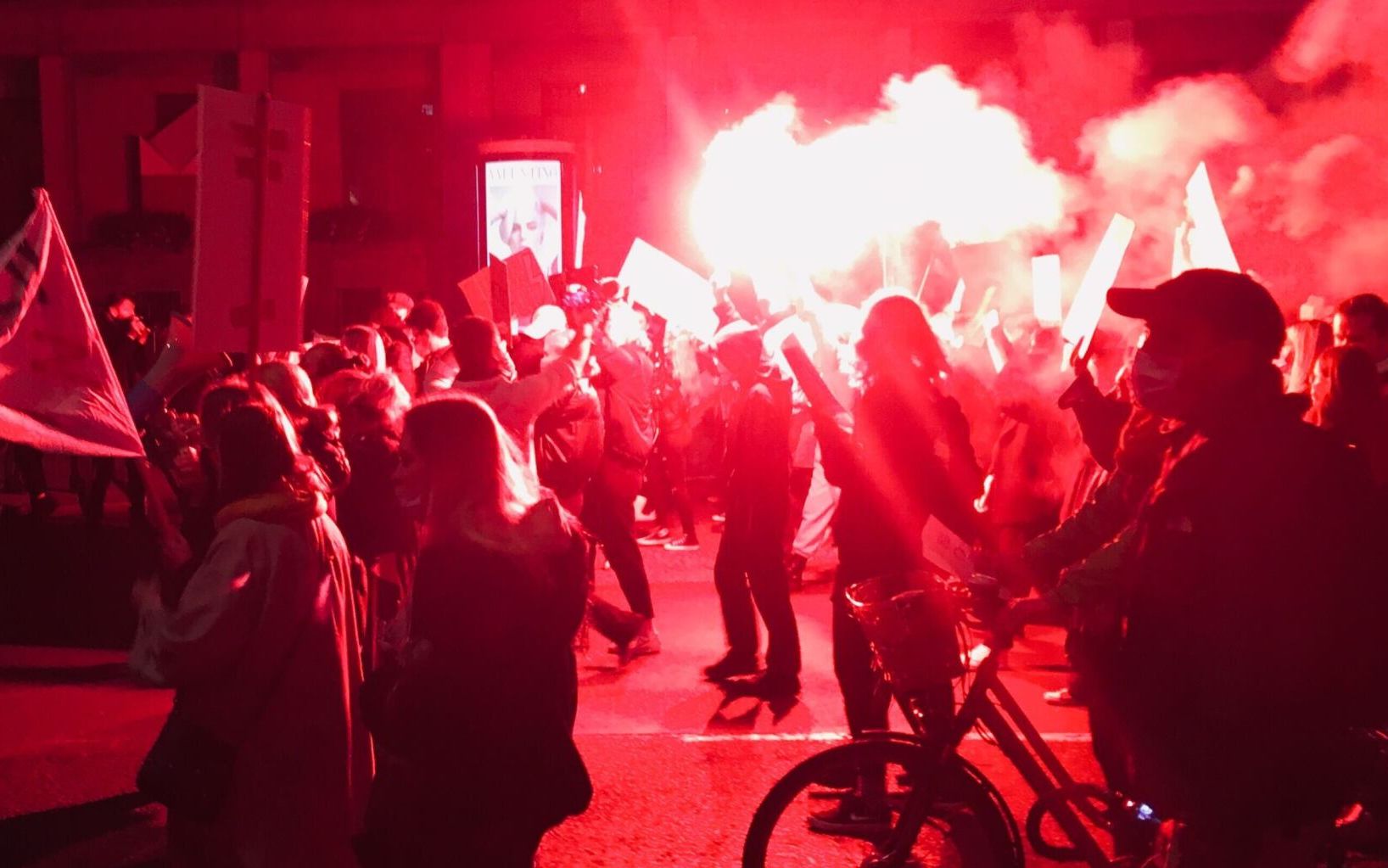 Grafika do artykułu "Trzeba było nas nie wkurwiać". Polska zablokowana, tłum w Warszawie zmierza pod TK [AKTUALIZOWANY]