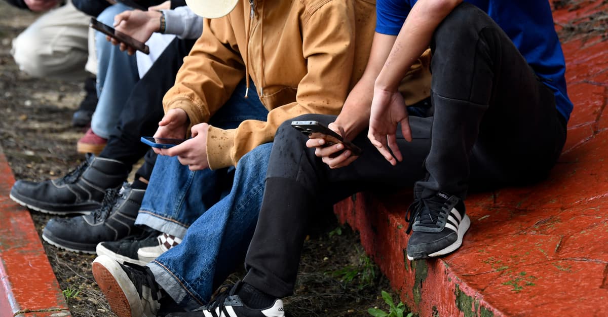 Media społecznościowe to nie palenie papierosów. O czym warto pomyśleć, zanim wprowadzimy cyfrowy szlaban