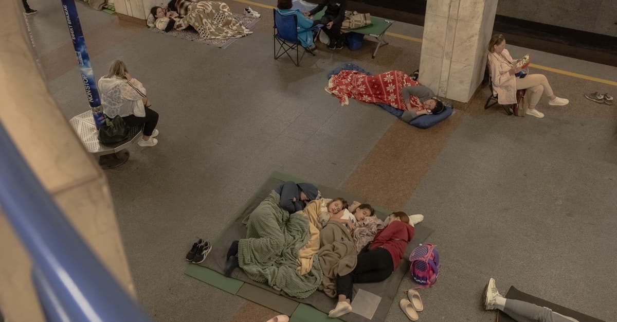 „Przeżyliśmy – idziemy do pracy. Nie przeżyliśmy – nie idziemy”. Jak Kijów żyje pod bombami