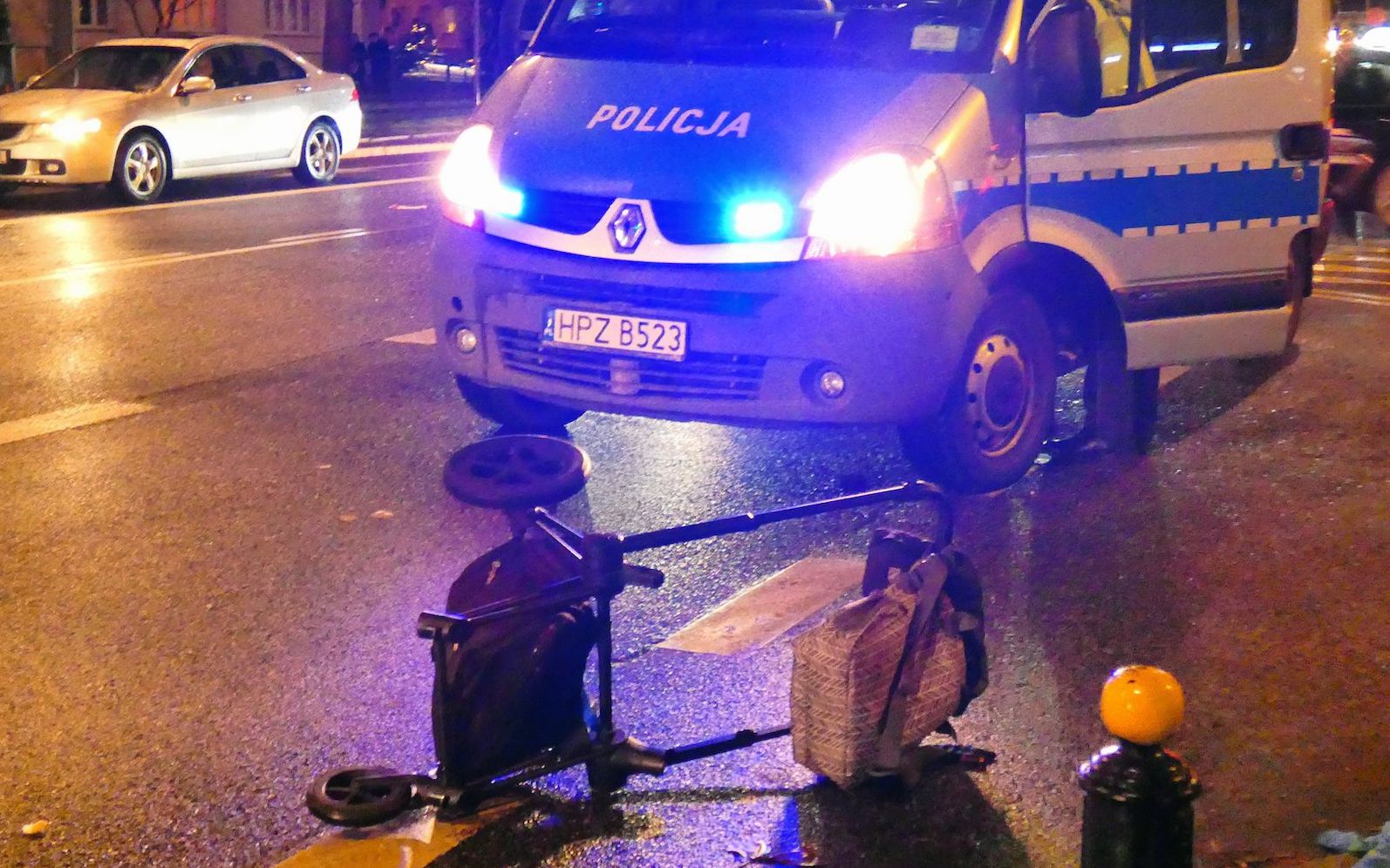 06.02.2020  Warszawa , ul. Mickiewicza/ Zajaczka . Sluzby na mmiejscu wypadku - potracenie matki z dzieckiem w wozku . Przechodzącą przez pasy kobietę z wózkiem potrącił kierujący peugeotem. Skręcał w prawo w ul. Zajączka, jechał w stronę centrum. Byl trzezwy.
Fot. Dariusz Borowicz / Agencja Gazeta