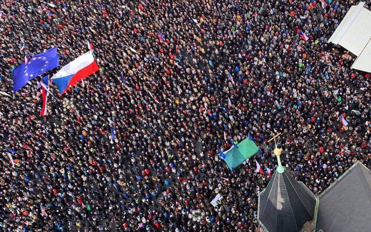 Grafika do artykułu Czesi wychodzą na ulice: „Nie chcemy iść drogą Polski i Węgier”
