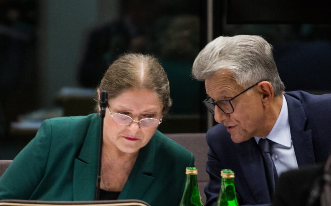 20.11.2019 Warszawa , Sejm . Byli poslowie PiS Krystyna Pawlowicz i Stanislaw Piotorwicz podczas posiedzenia Komisji Sprawiedliwosci i Praw Czlowieka . Trwa opiniowanie wnioskow w sprawie ich ew. wyboru na stanowiska sedziow Trybunalu Konstytucyjnego . Oboje byli wspolautorami i goracymi zwolennikami  przepisu mowiacego ze sedzia Sadu najwyzszego przechodzi w stan spodzynku w wieku 65 lat . Wowczas chodzilo o usuniecie z urzedu pierwszej prezes SN Malgorzaty Gersdorf . Dzis , na mocy tego przepisu , nie moga byc sedziami Trybunalu Konstytucyjnego - maja po 67 lat (wg. ustawy sedzia TK musi spelniac te same warunki co sedzia SN).
Fot. Adam Stepien / Agencja Gazeta