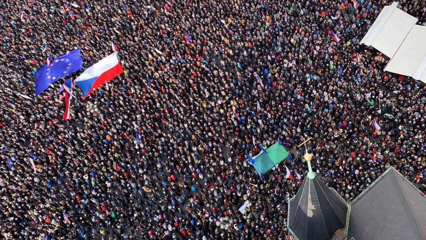 Czesi wychodzą na ulicę - nie chcą iść drogą Polski i Węgier i walczą o swoją demokrację