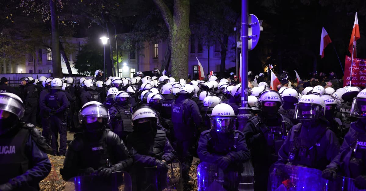 Policja: Cztery osoby zatrzymane pod Trybunałem Konstytucyjnym