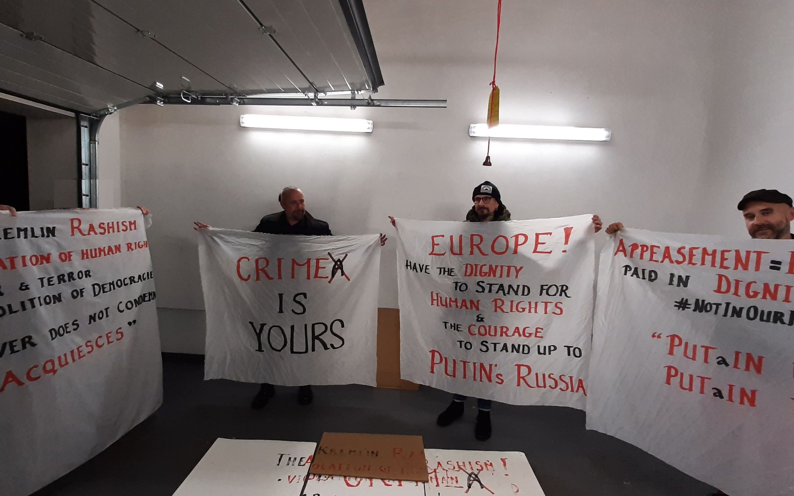 Grafika do artykułu Aktywiści przerwali wystąpienie rosyjskiej delegacji w Radzie Europy. "Precz z kremlowskim raszyzmem"