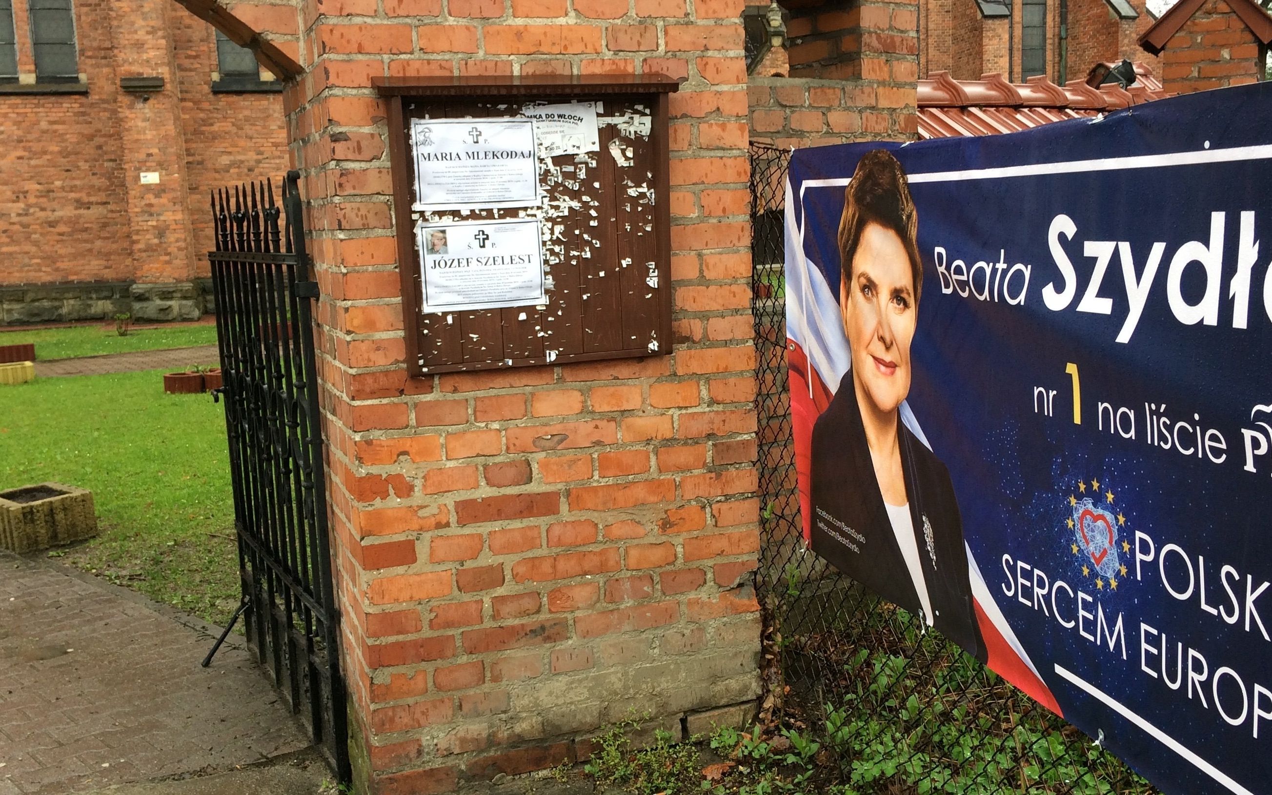 Grafika do artykułu Kandydaci na kościelnych płotach i tablicach parafialnych. Dostaliśmy od Was kilkadziesiąt zdjęć
