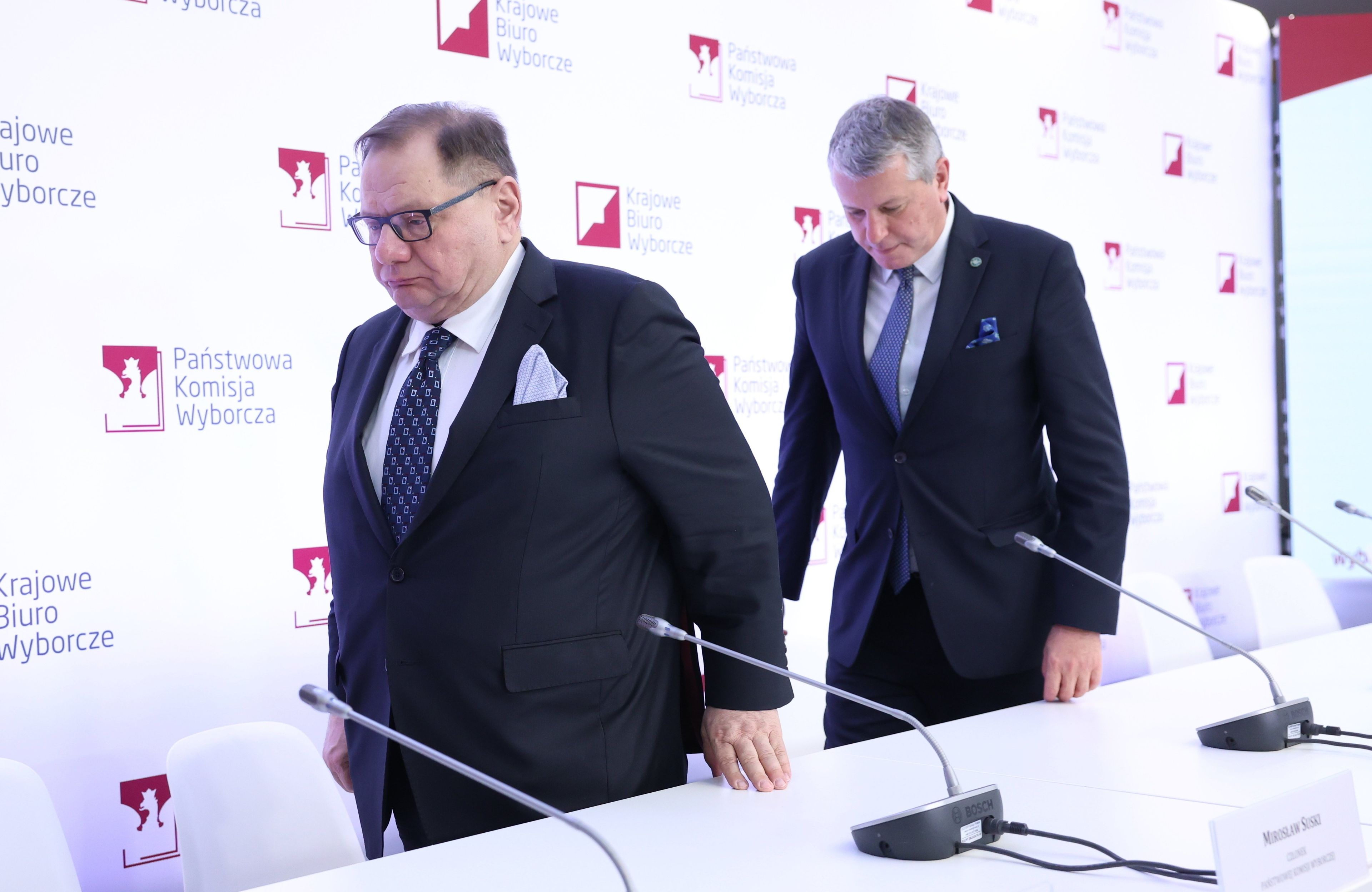 Członkowie PKW wchodzą na konferencję prasową. Jako pierwszy Ryszard Kalisz